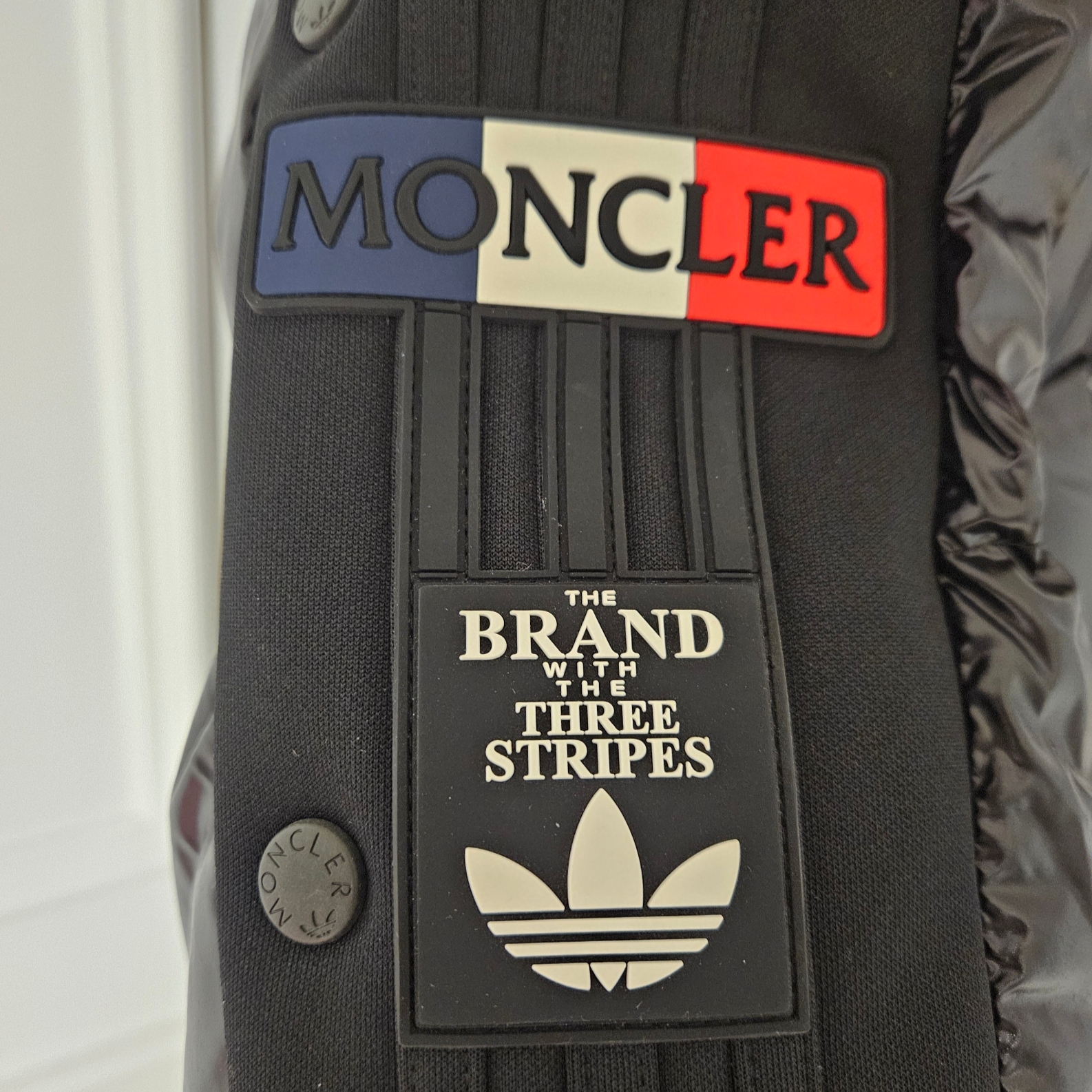 Moncler x Adidas Beiser Short Down Jacket Black - 23FW 착용 스타일 - 3