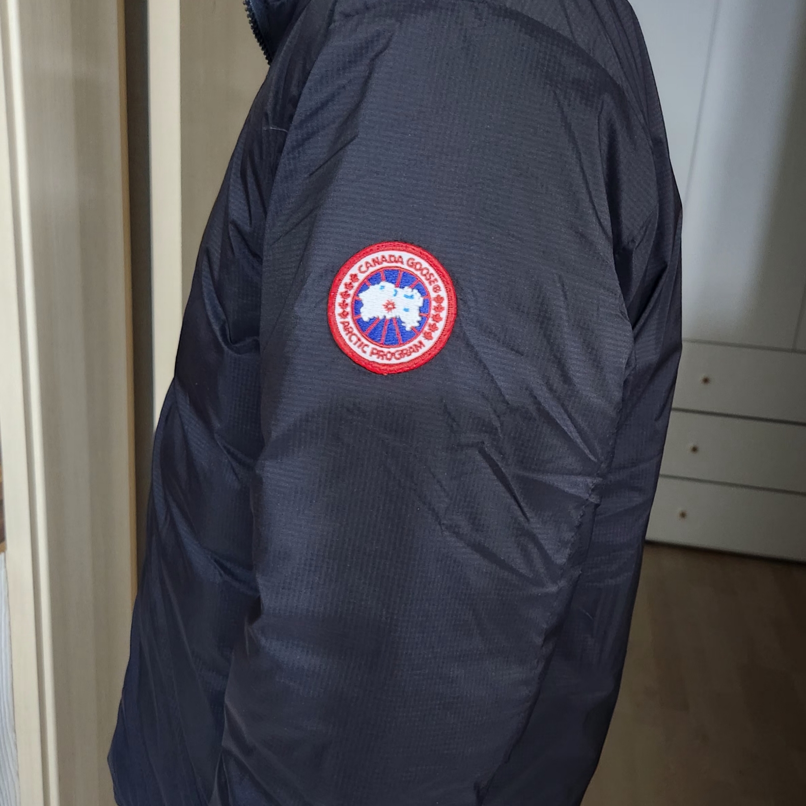 Canada Goose Lodge Down Matte Finish Black 착용 스타일