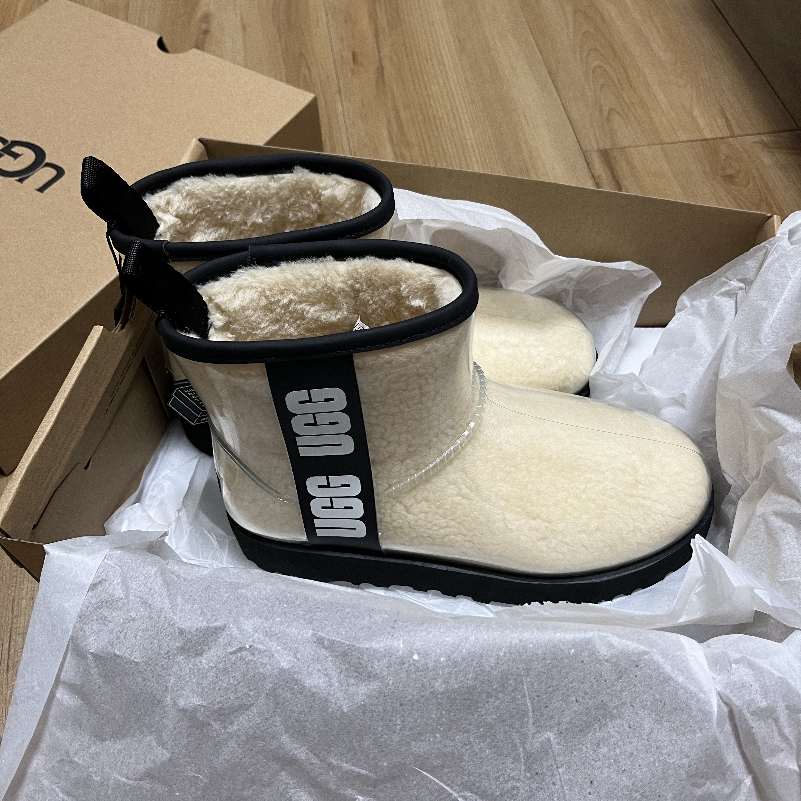 (W) UGG Classic Clear Mini Boots Natural Black 착용 스타일 - 2