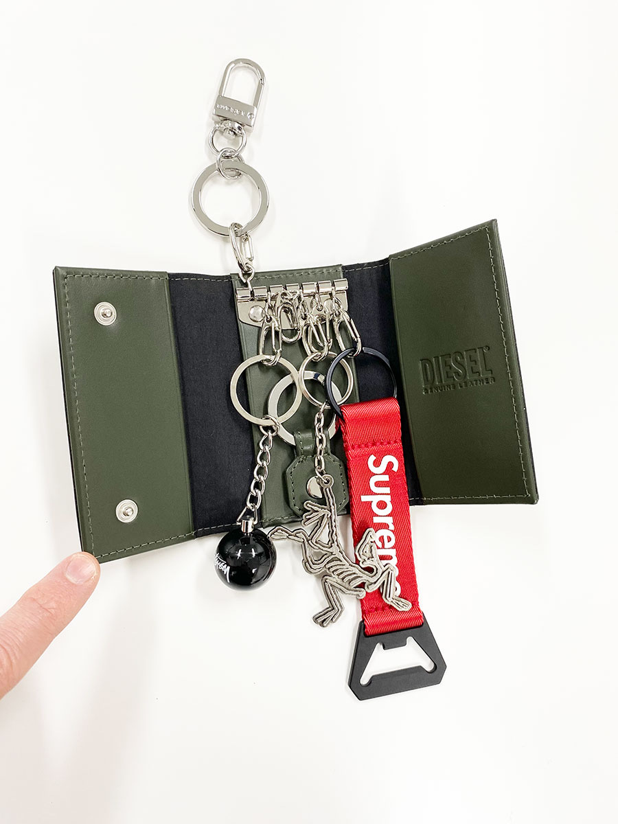 Diesel Leather Key Case Black, Supreme Bottle Opener Webbing Keychain Red - 21FW 착용 스타일 - 2