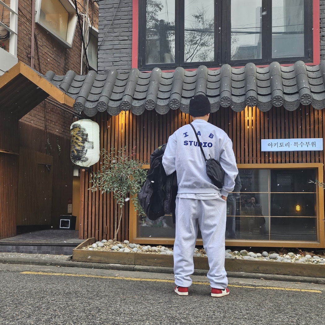 IAB Studio Sweatshirt Light Gray - 23FW, IAB Studio Sweatpants Light Gray 착용 스타일 - 1