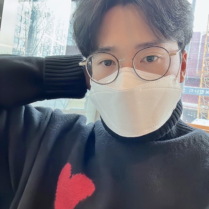 AMI de Coeur Funnel Neck Sweater Black Red 착용 스타일 - 2