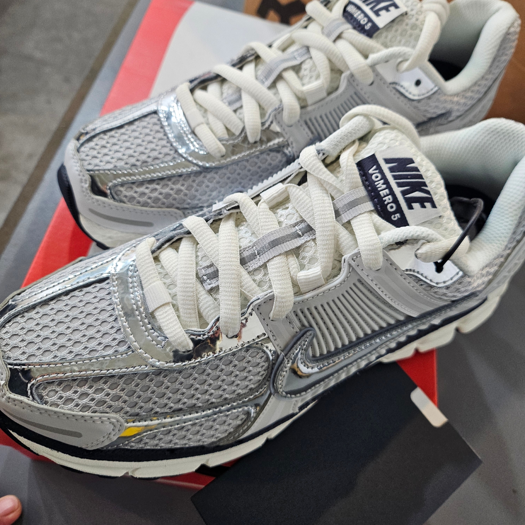 (W) Nike Zoom Vomero 5 Photon Dust and Metallic Silver 착용 스타일 - 1