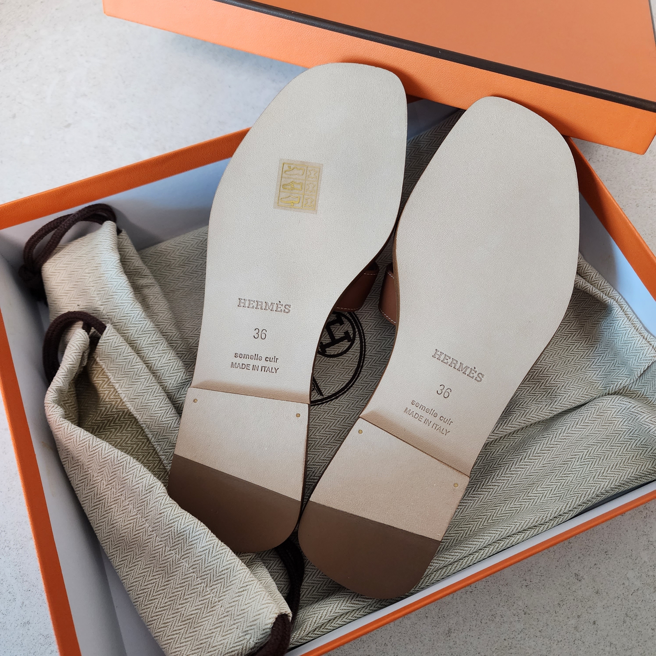 (W) Hermes Oran Sandal Calfskin & Gold Piqures Ecrues 착용 스타일 - 3