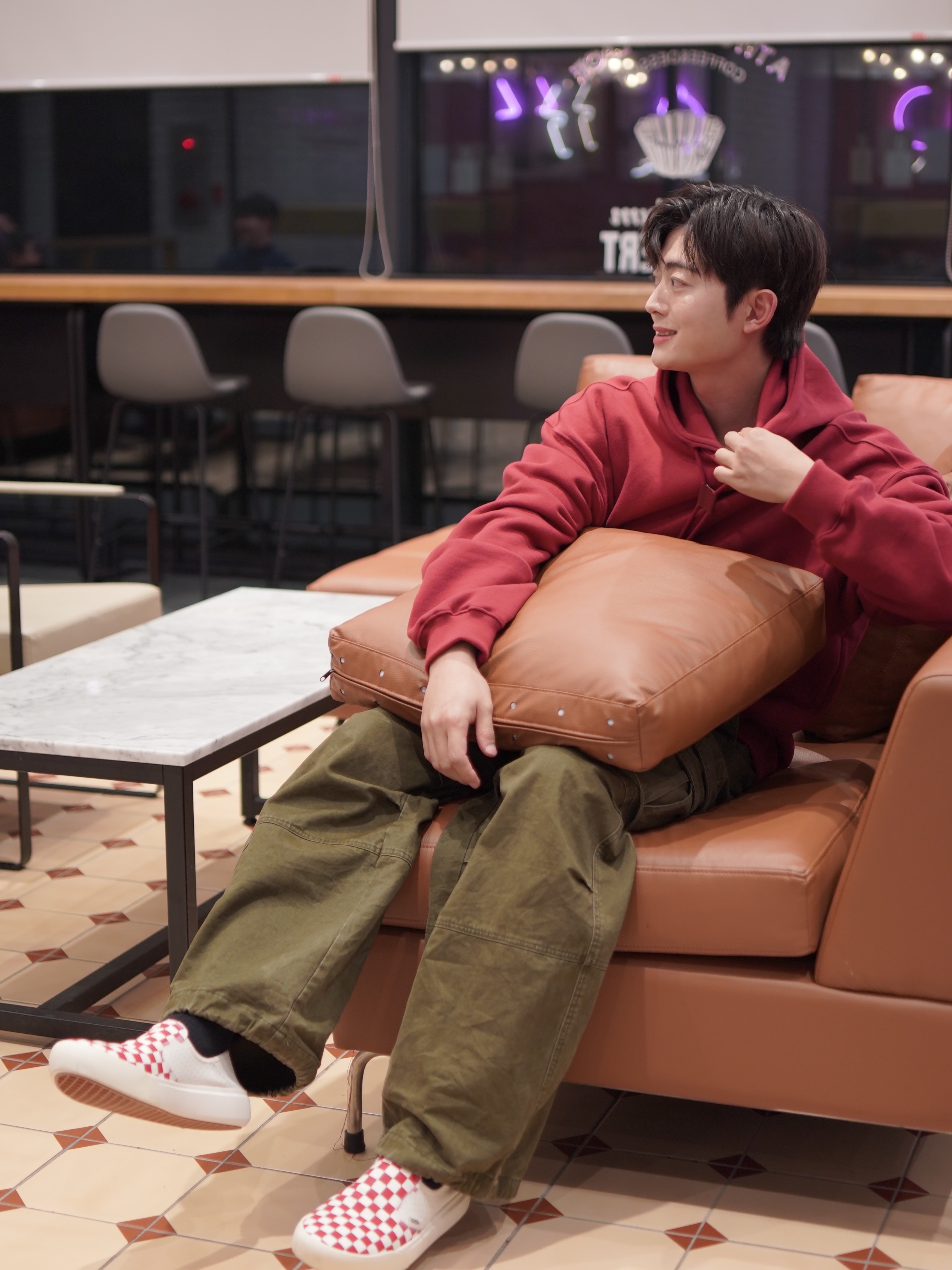 Vans ComfyCush One Checkerboard Racing Red Marshmallow 착용 스타일 - 2