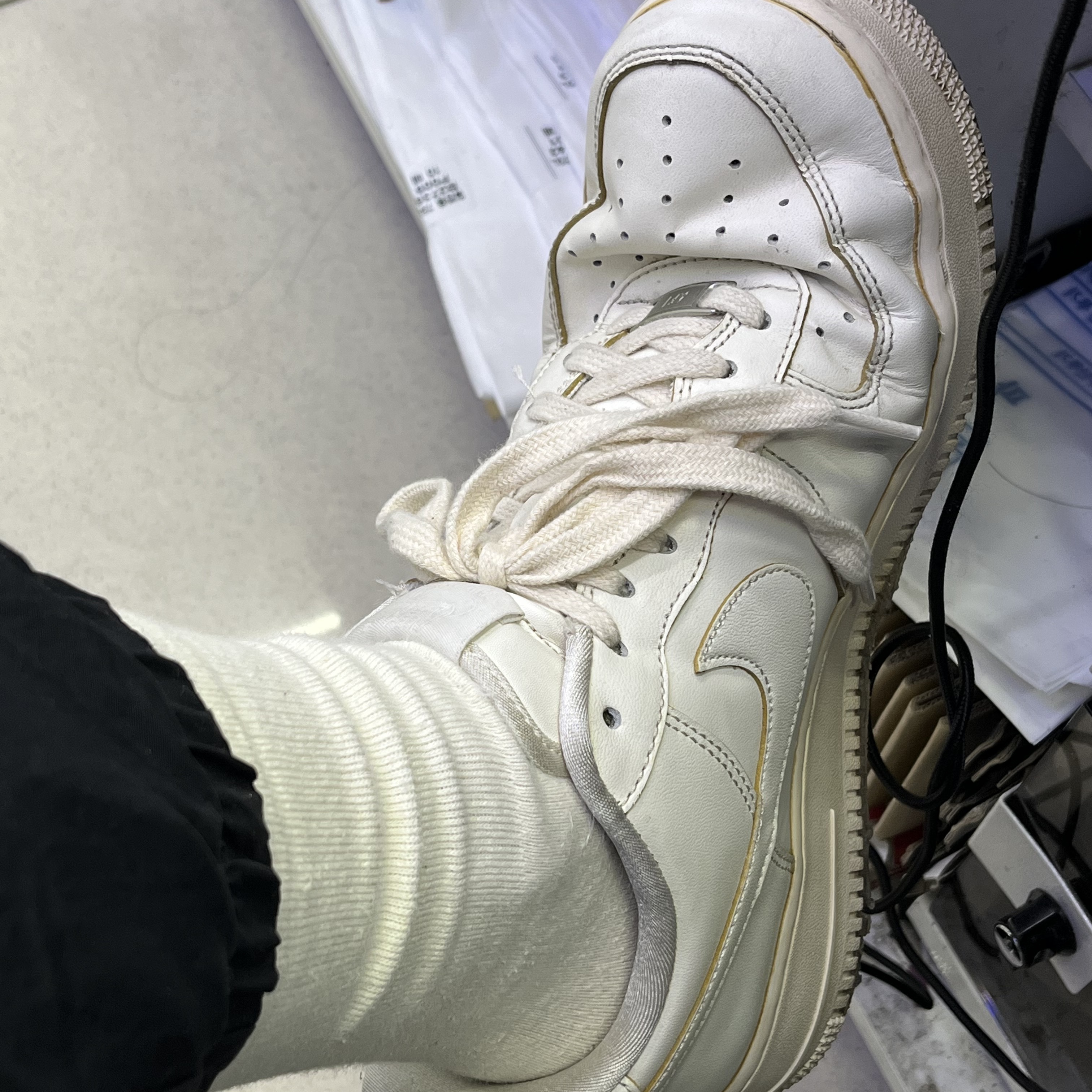 Nike Air Force 1 '07 LV8 Timeless Classic 착용 스타일