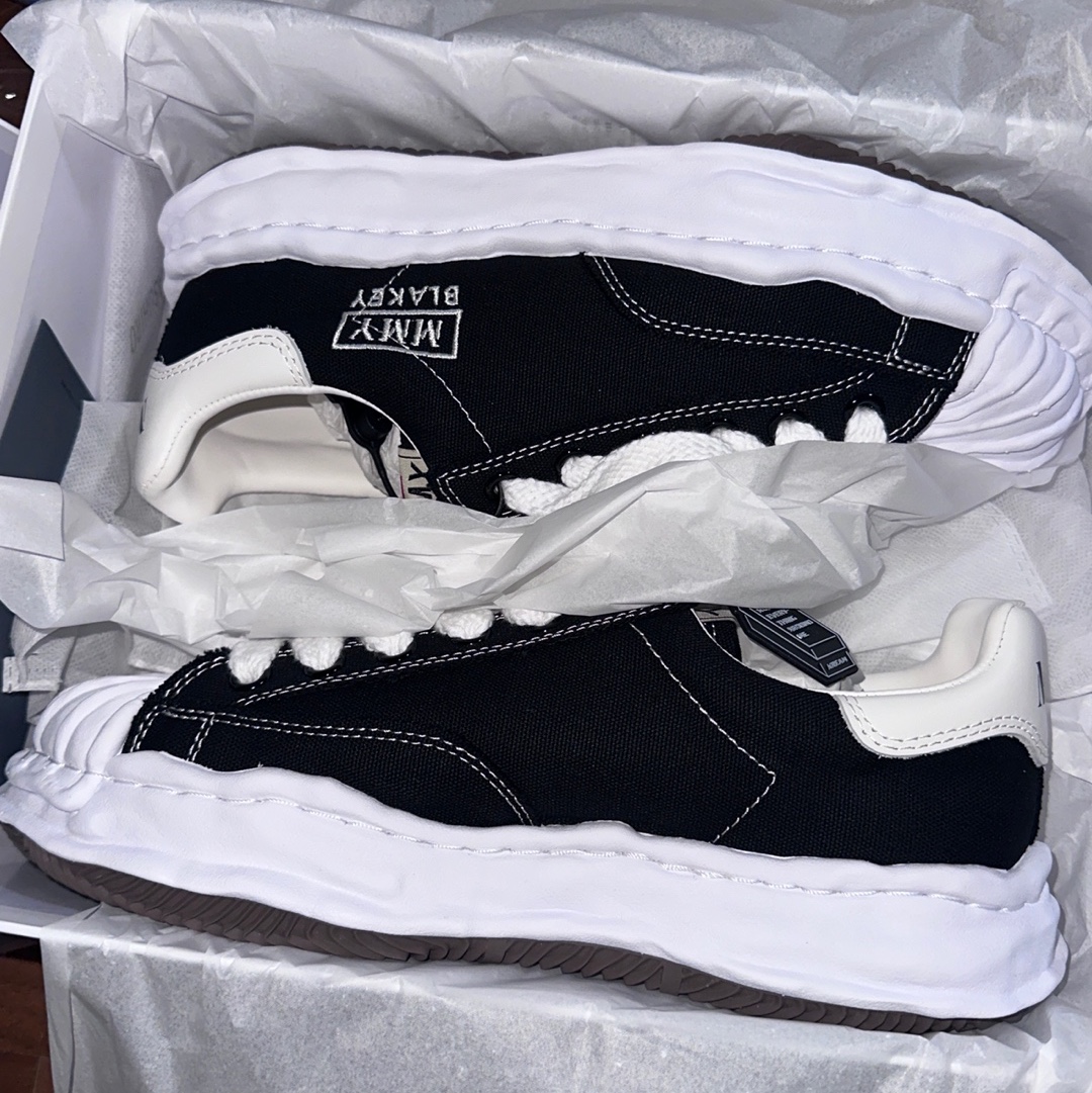 Maison Mihara Yasuhiro Blakey OG Sole Canvas Low-top Sneakers Black White 착용 스타일 - 1