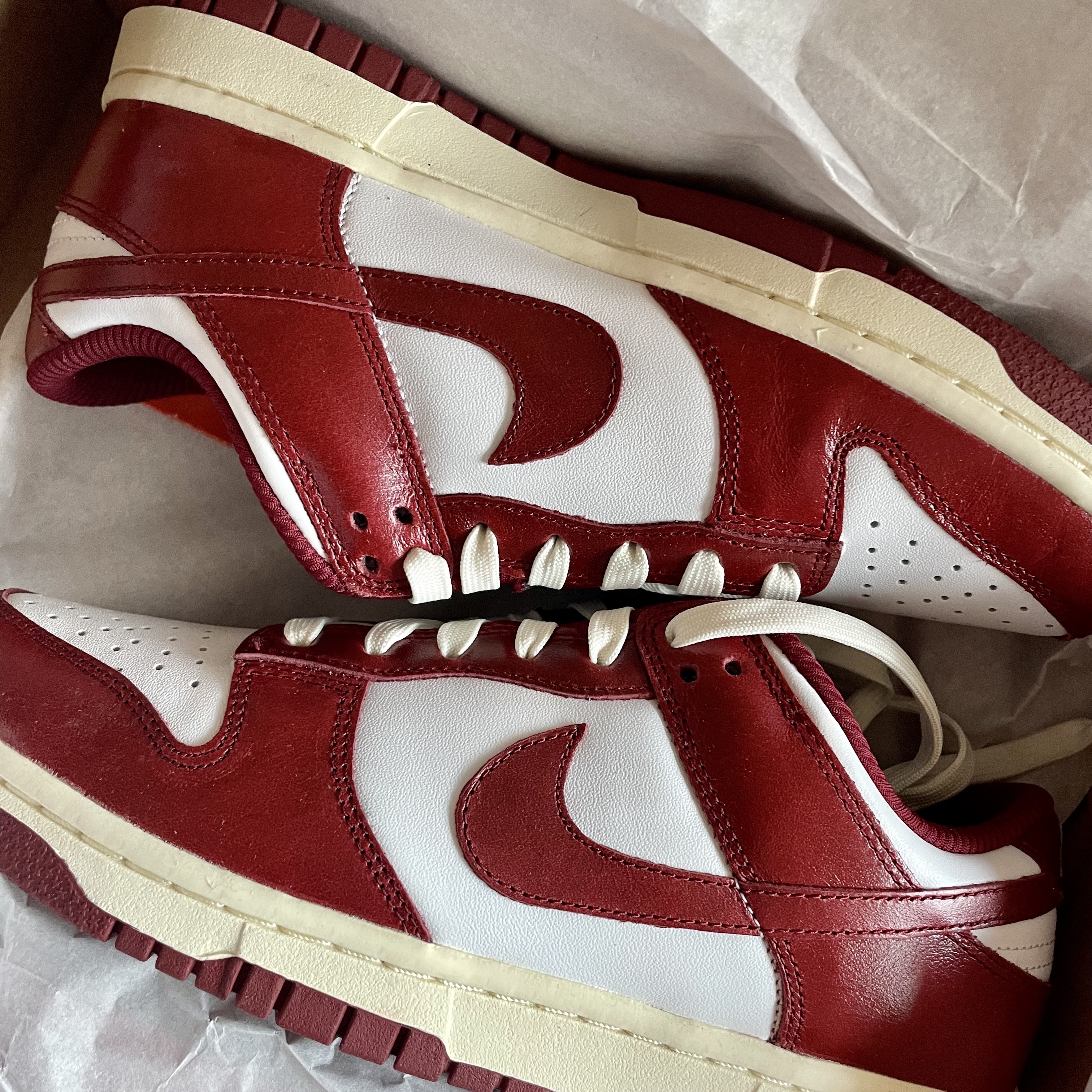 (W) Nike Dunk Low Retro PRM Team Red and White 착용 스타일 - 1