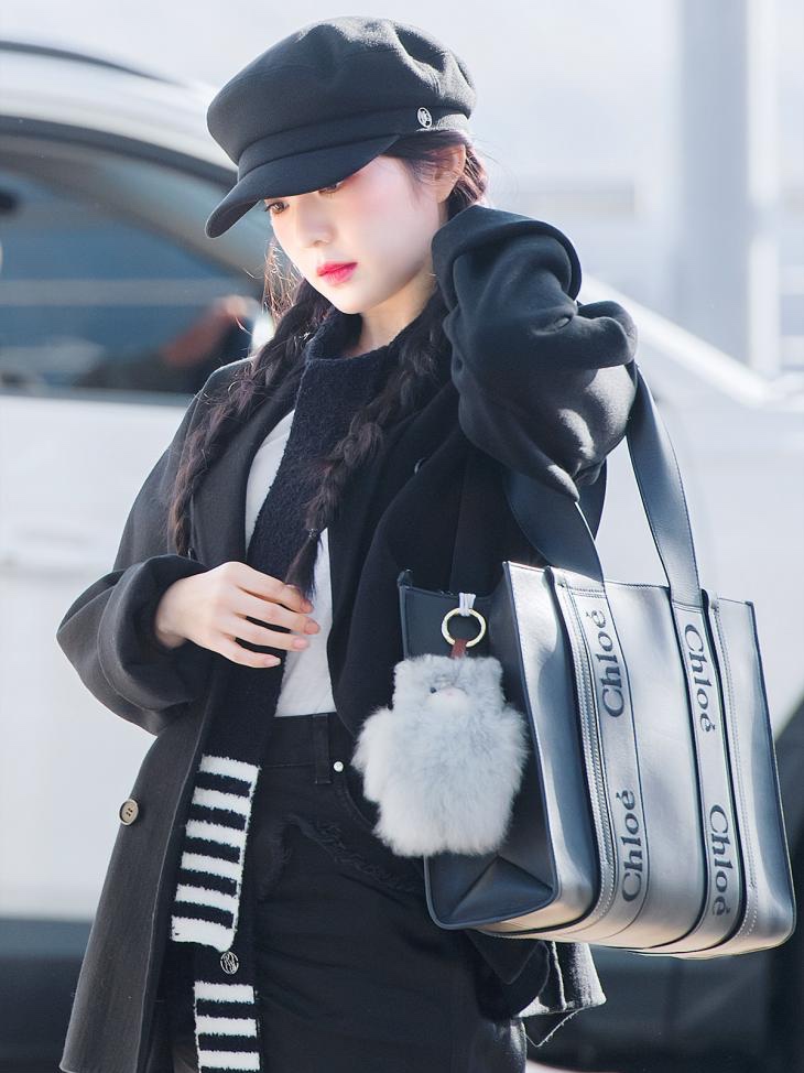 Chloe Woody Medium Tote Bag in Smooth Calfskin Black 착용 스타일 - 1
