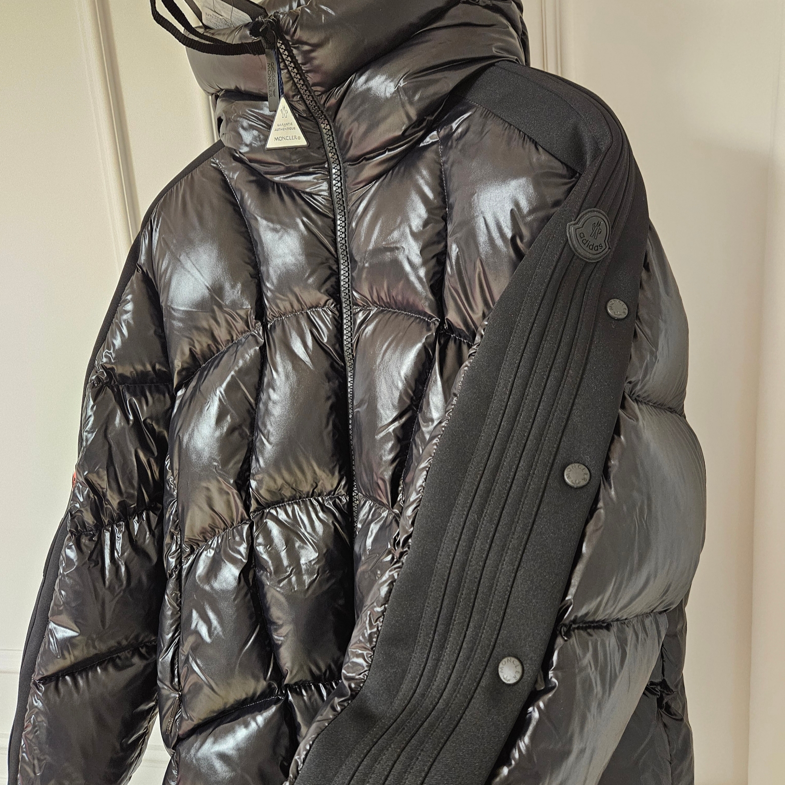 Moncler x Adidas Beiser Short Down Jacket Black - 23FW 착용 스타일 - 5