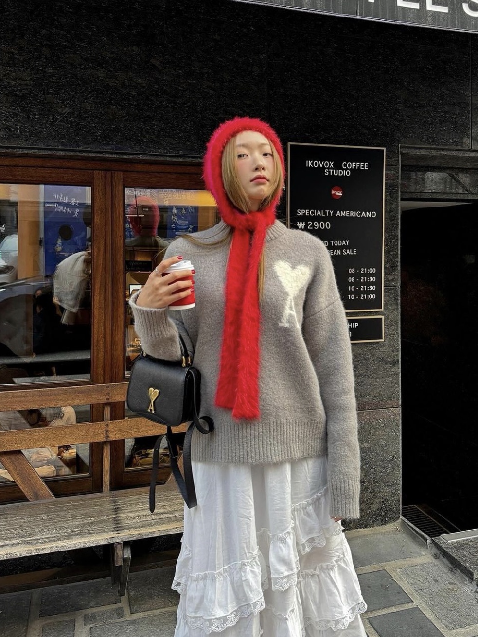 AMI de Coeur Cloudy Wool Sweater Earl Grey Ivory 착용 스타일