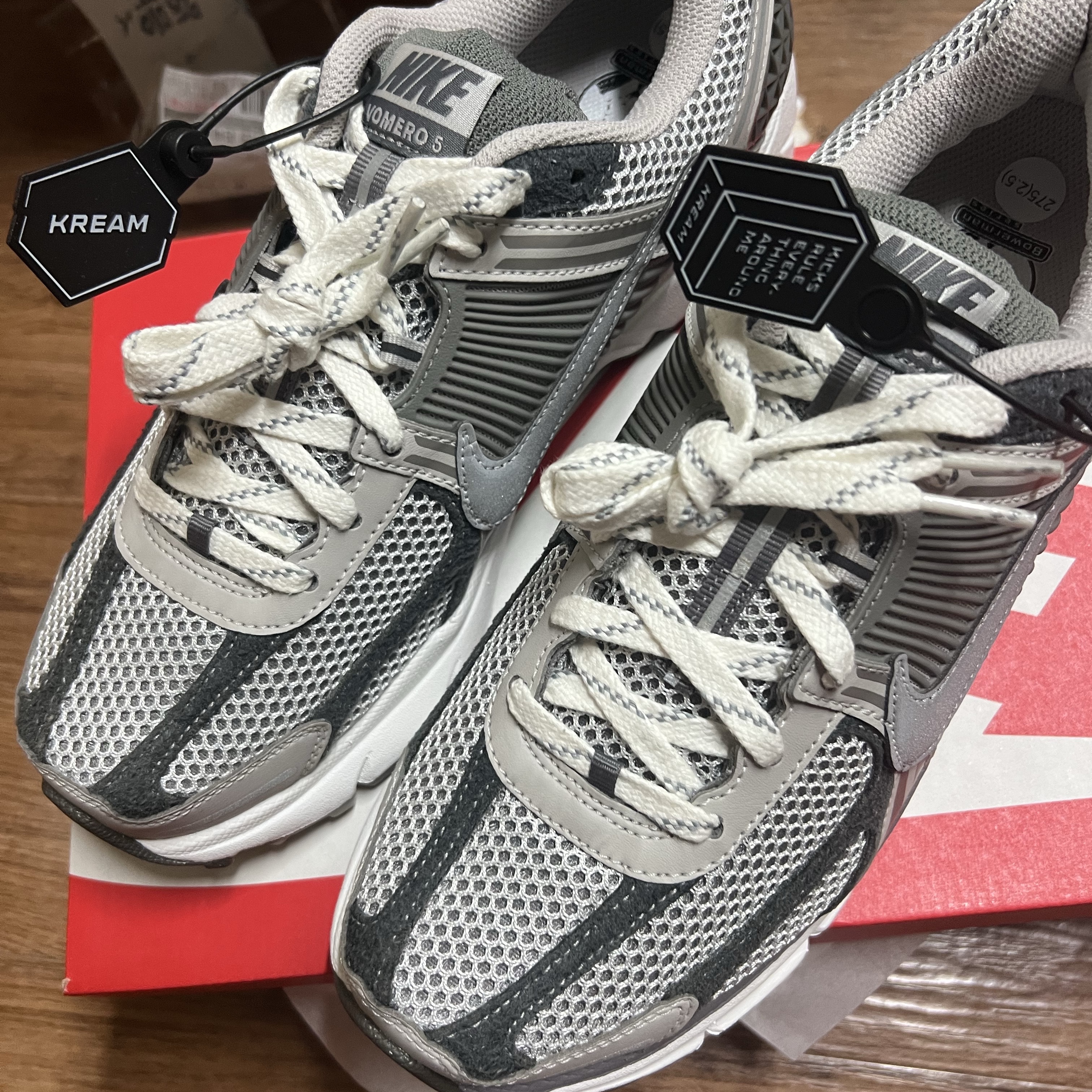 Nike Zoom Vomero 5 PRM Light Iron Ore and Flat Fewter 착용 스타일