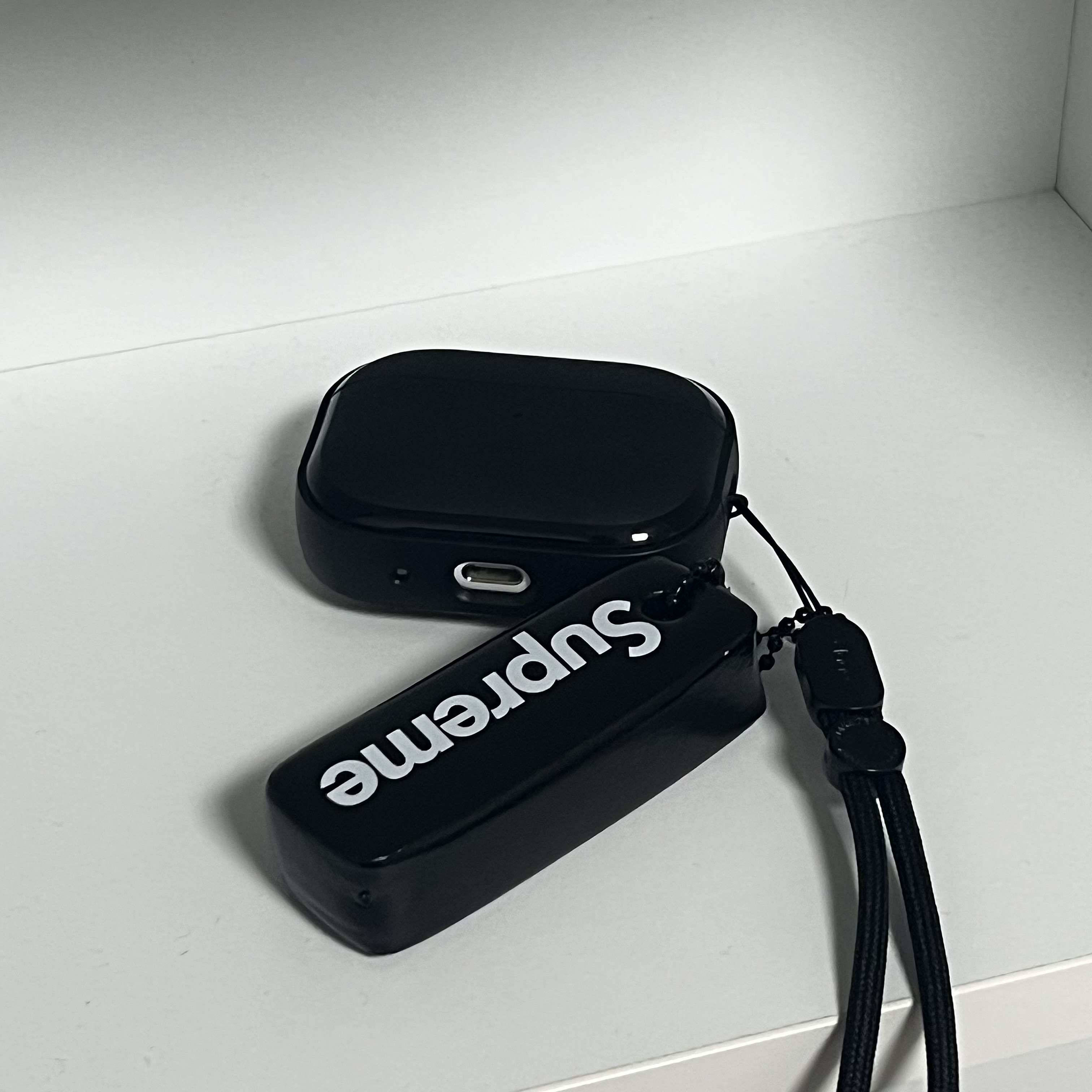 Supreme Floating Keychain Black - 23FW, Apple Airpods Pro 2nd Gen with MagSafe Charging Case USB C (Korean Ver.) 착용 스타일