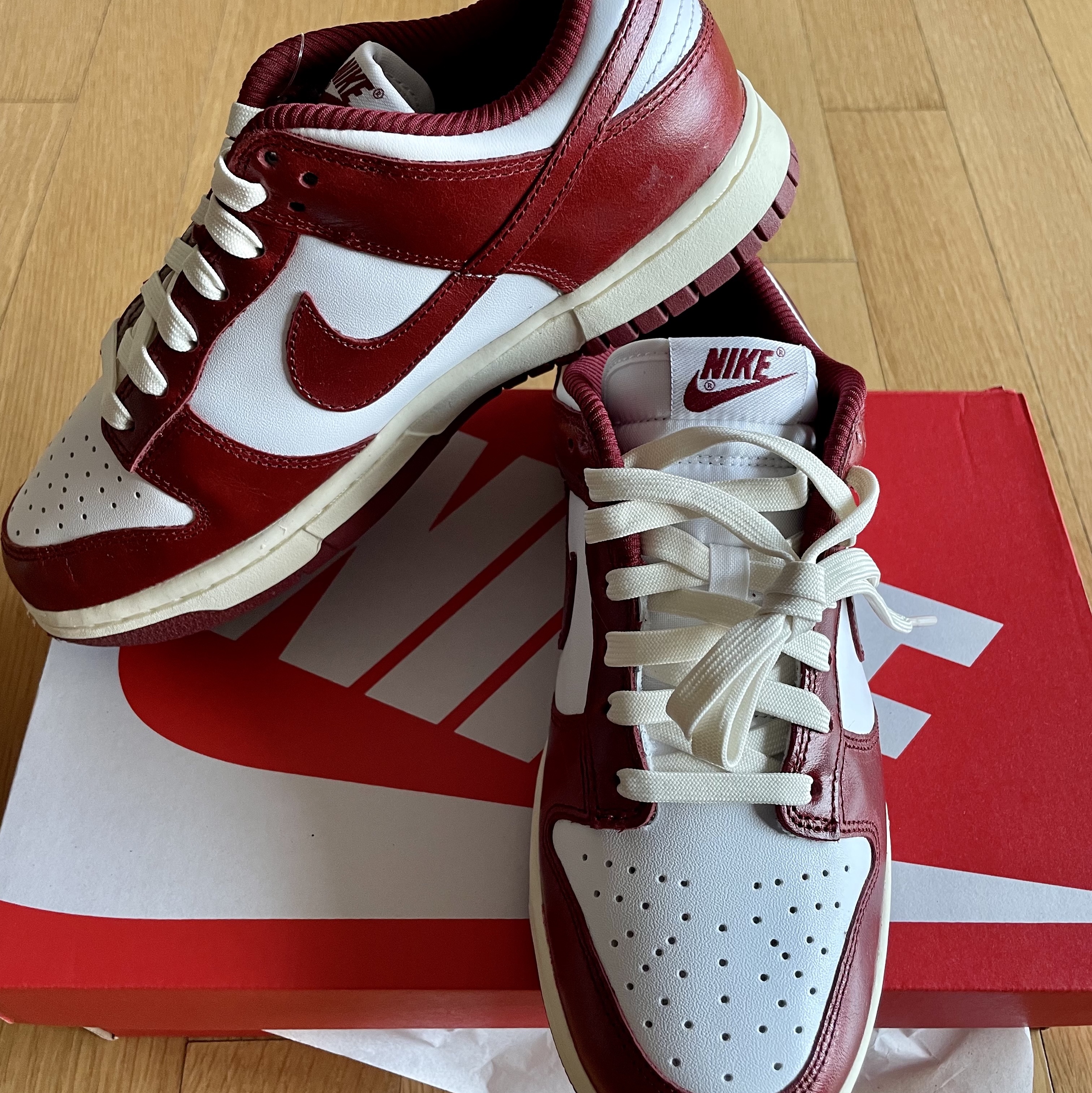 (W) Nike Dunk Low Retro PRM Team Red and White 착용 스타일 - 2