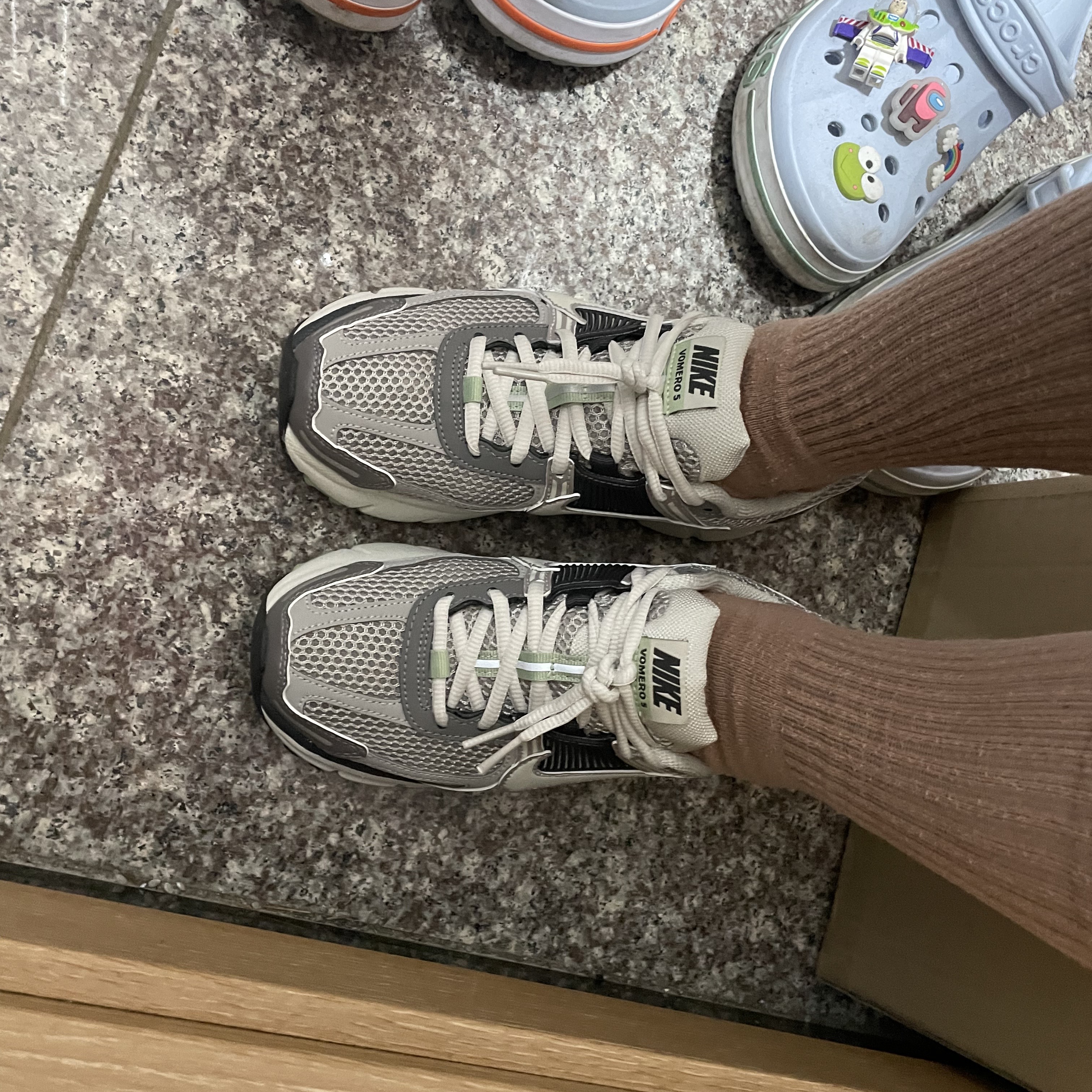(W) Nike Zoom Vomero 5 Cobblestone and Flat Pewter 착용 스타일 - 2