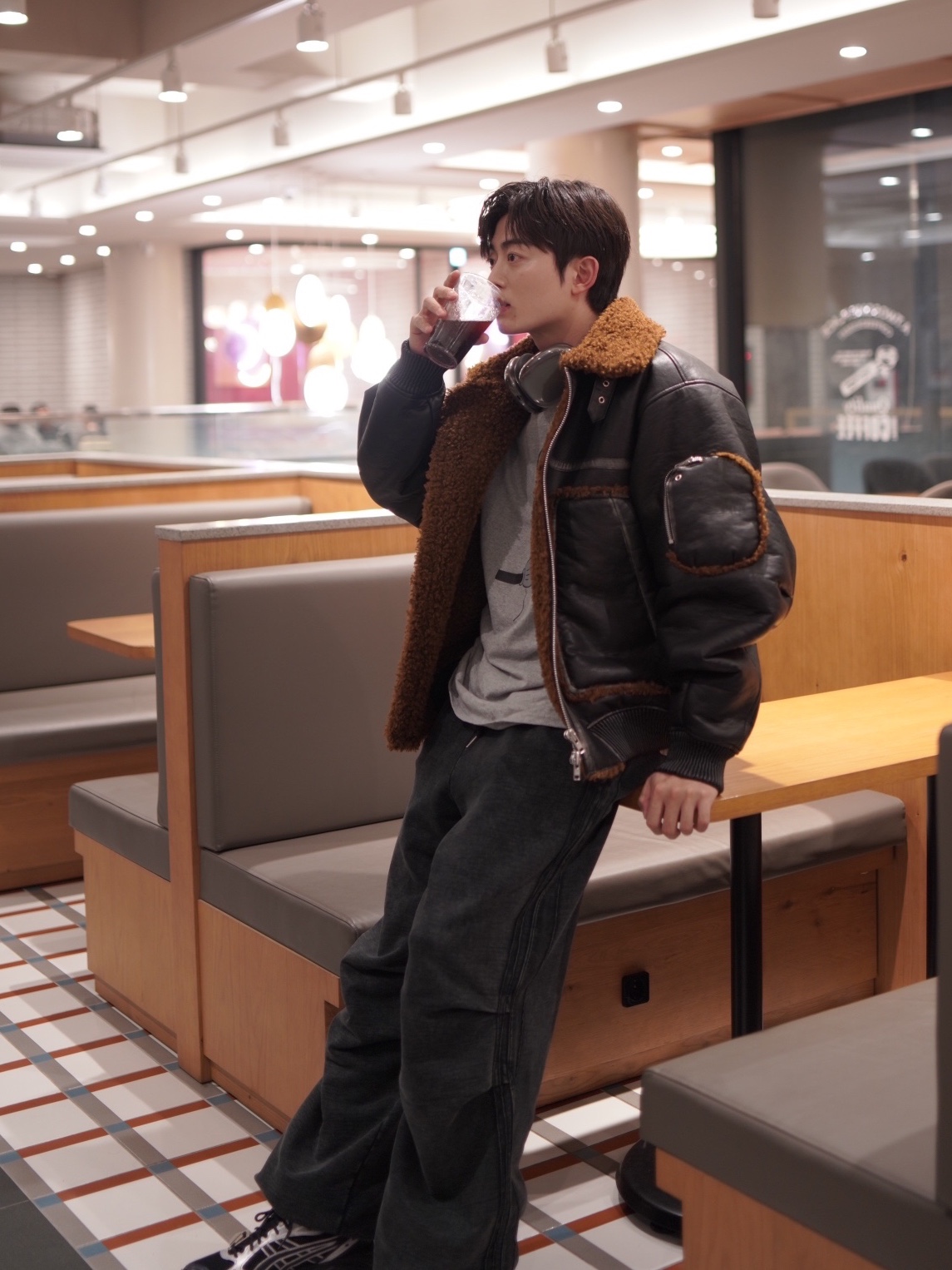Apple AirPods Max Lightning Space Gray (Korean Ver.), Asics x Atmos x Undermycar Gel-Kayano 14 Black Pure Silver 착용 스타일 - 1