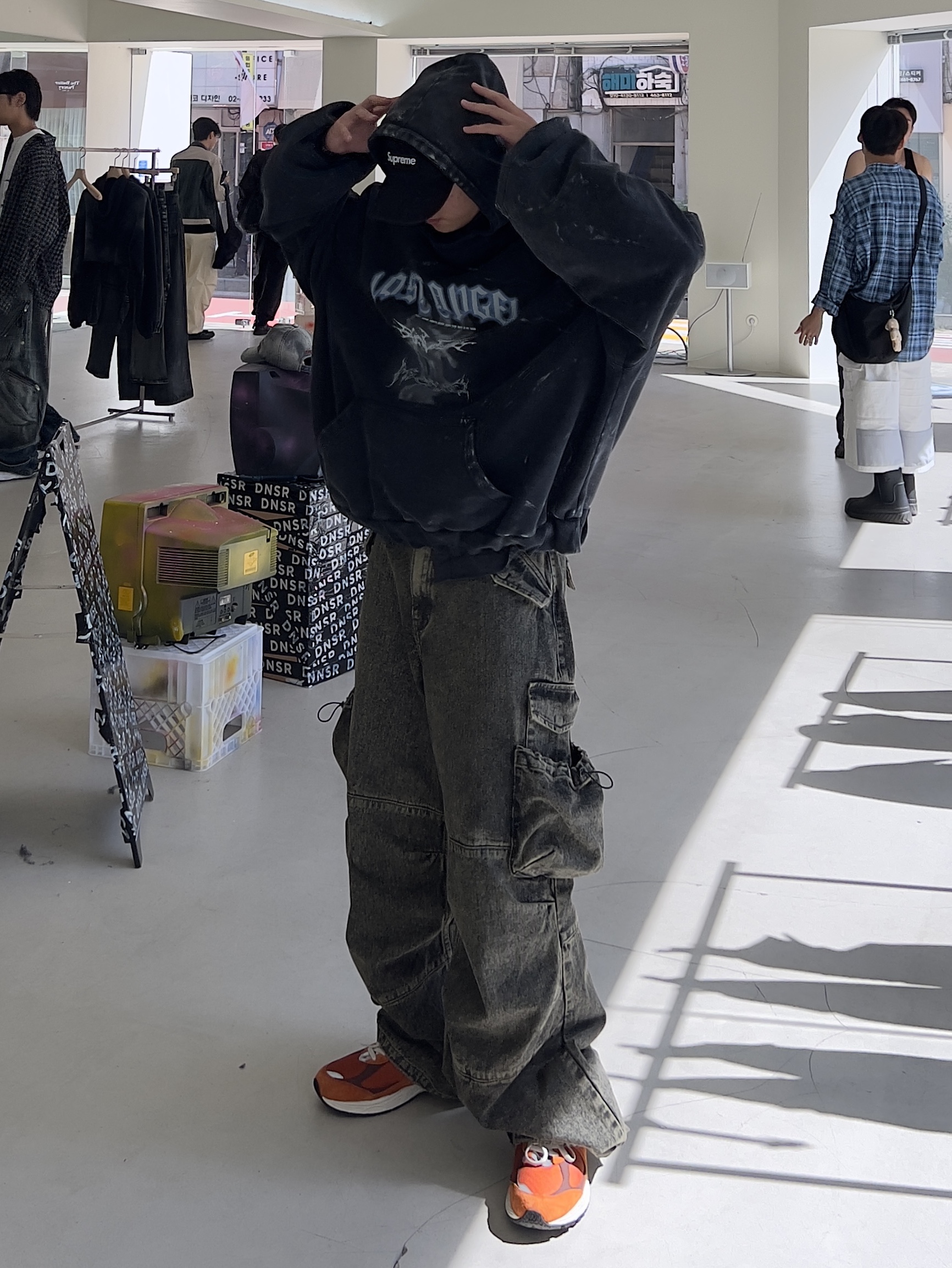 뉴발란스 2002R 러스트 옥사이드, 슈프림 그리핀 캠프캡 블랙 - 22FW 착용 스타일