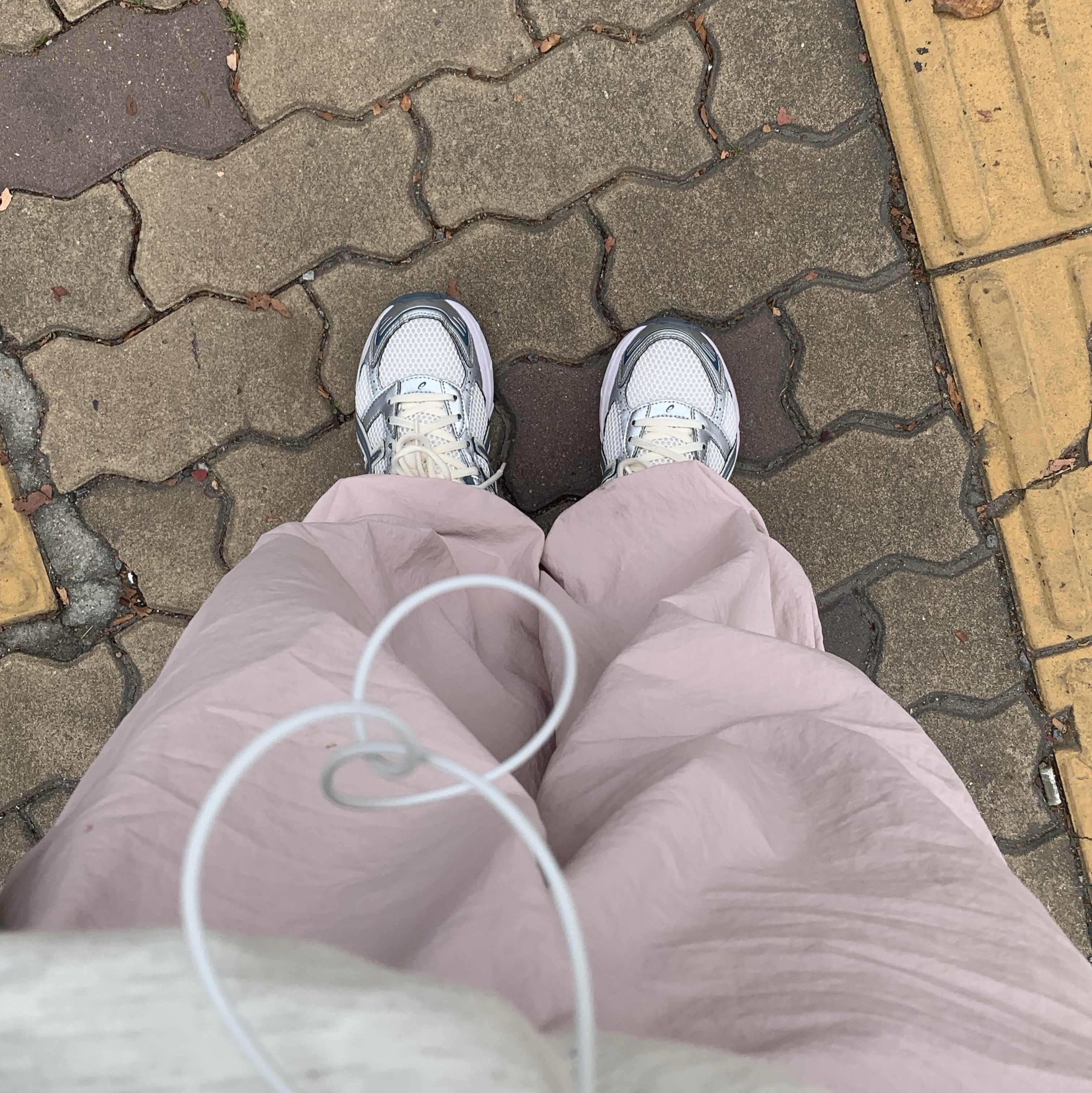 Asics Gel-1130 Cream Ironclad 착용 스타일
