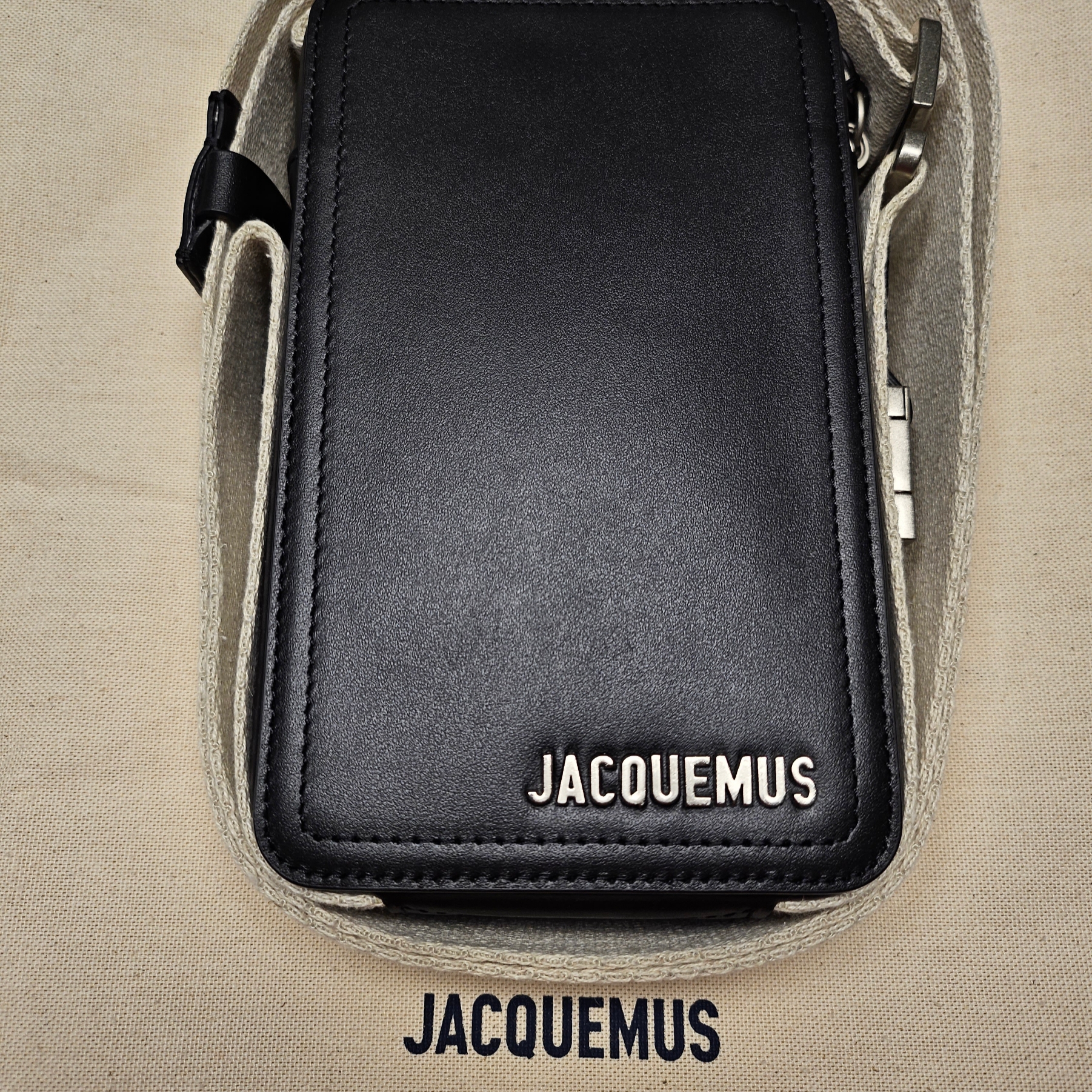 Jacquemus Le Cuerda Vertical Grosgrain Crossbody Bag Black 착용 스타일 - 1