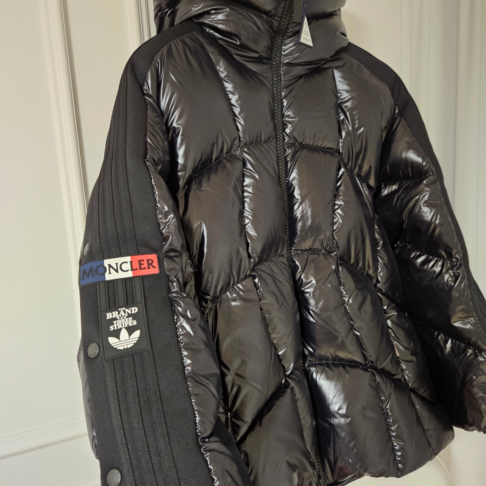 Moncler x Adidas Beiser Short Down Jacket Black - 23FW 착용 스타일 - 4
