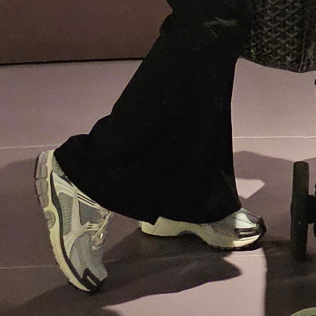 (W) Nike Zoom Vomero 5 Pure Platinum Metallic Silver 착용 스타일