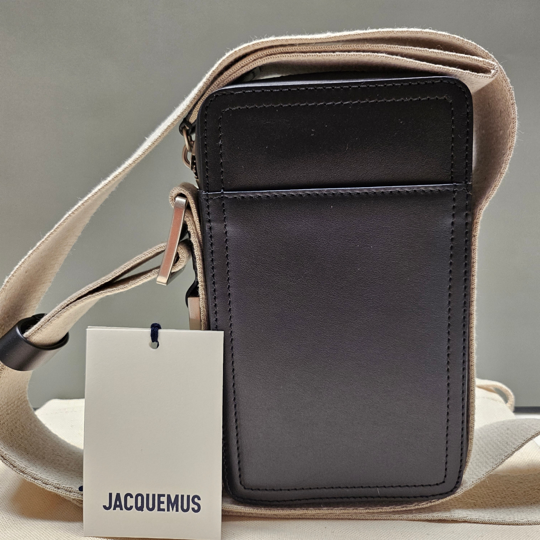 Jacquemus Le Cuerda Vertical Grosgrain Crossbody Bag Black 착용 스타일 - 4