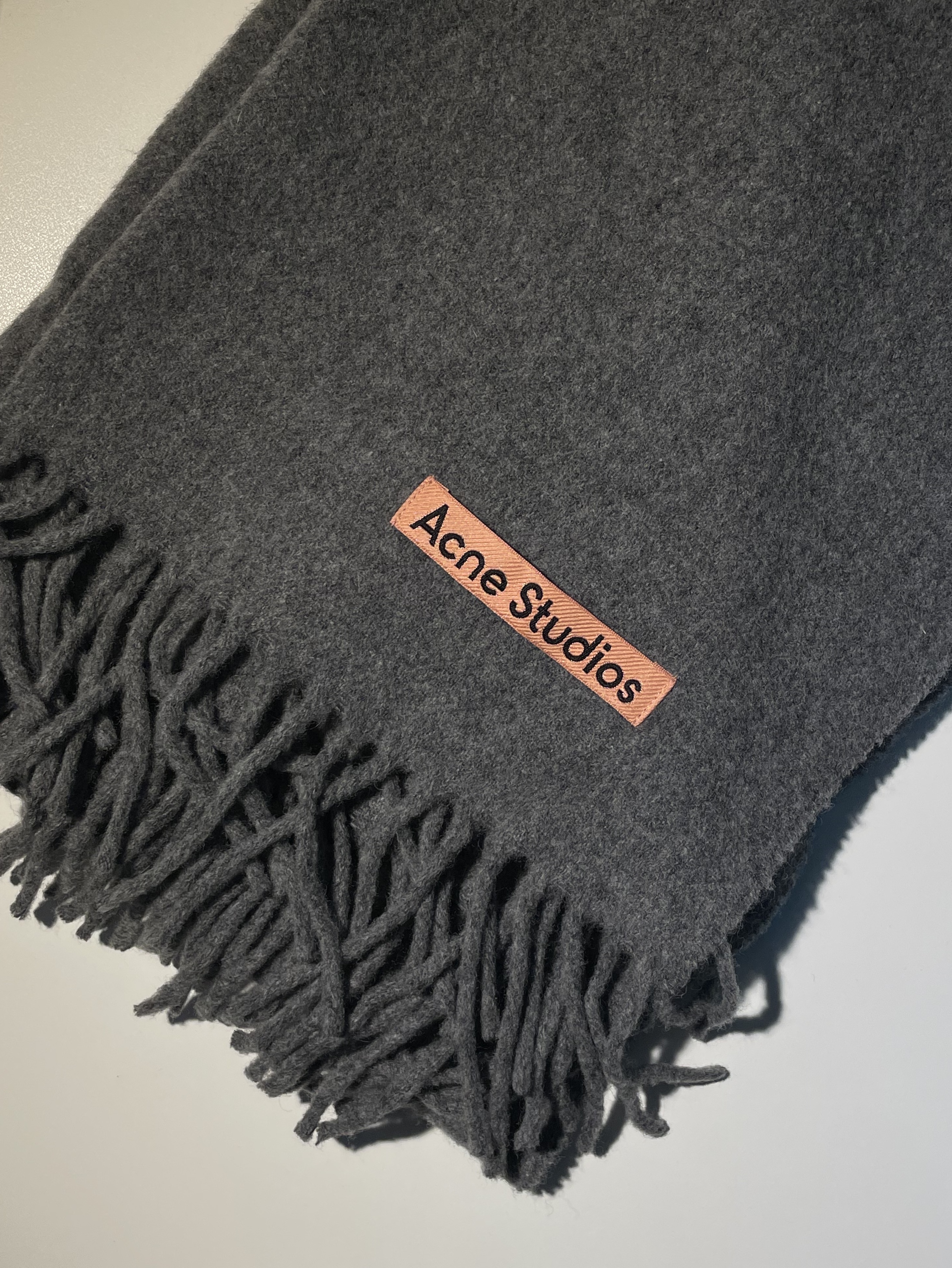 Acne Studios Narrow Wool Fringe Muffler Grey Melange 착용 스타일