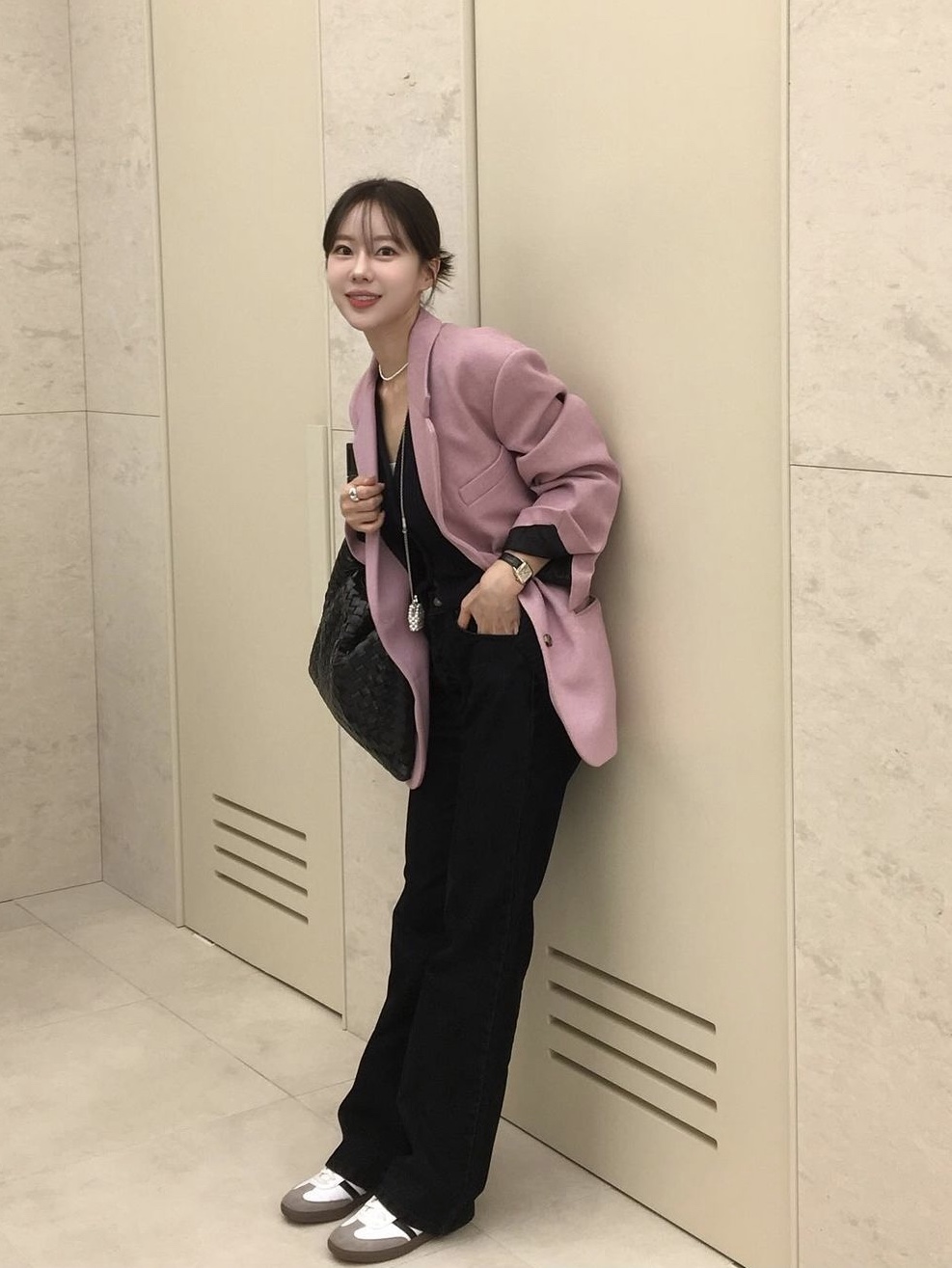 Bottega Veneta Calfskin Leather Mini Hop Crossbody Bag Black, Adidas Samba OG Cloud White 착용 스타일 - 1