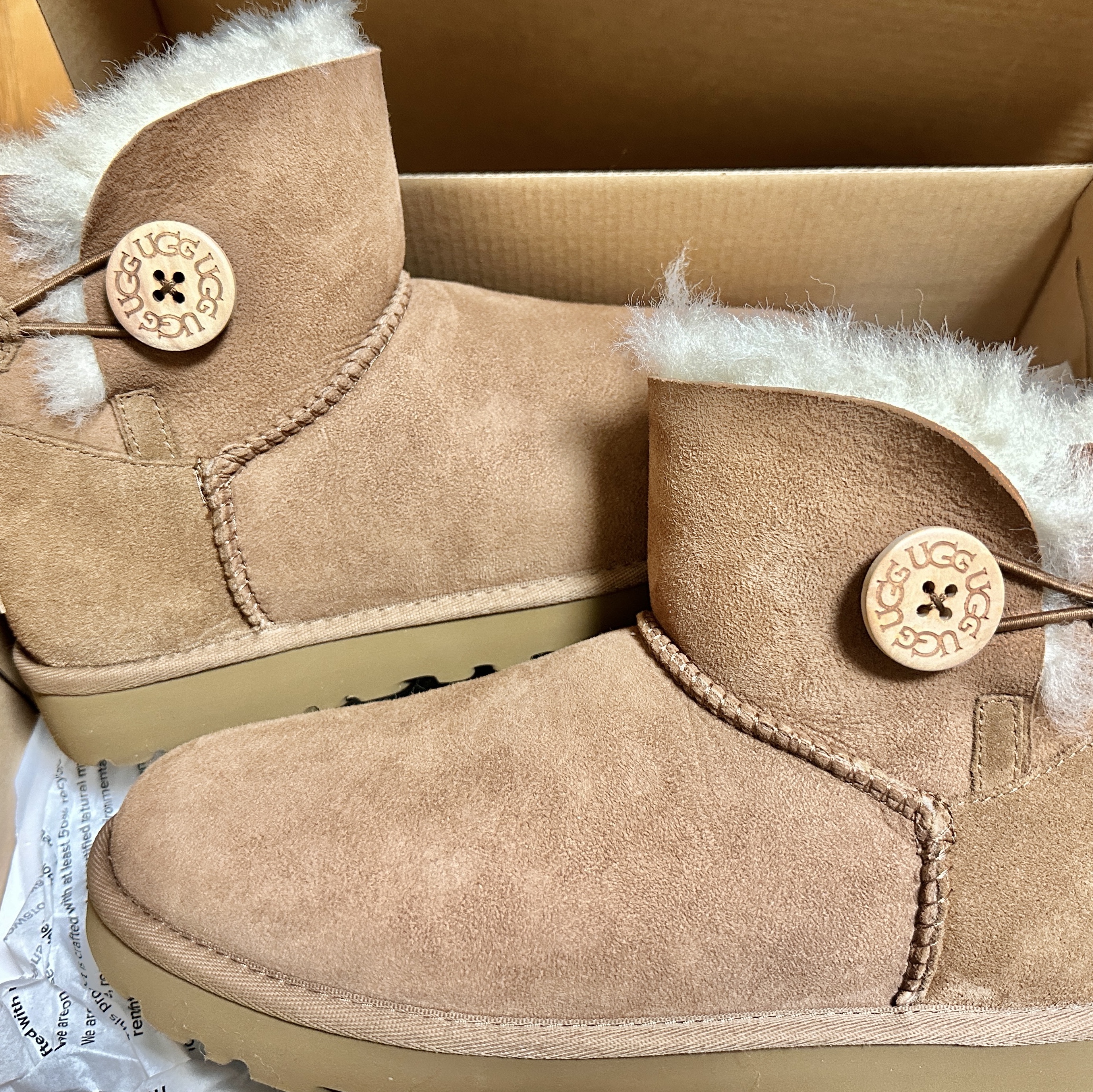 (W) UGG Mini Bailey Button II Boots Chestnut 착용 스타일