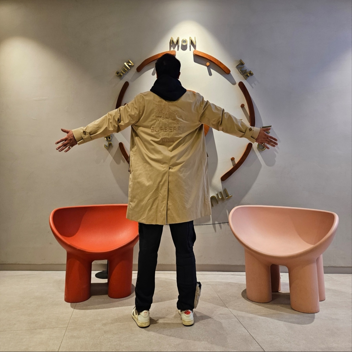 Burberry Monogram Motif Icon Stripe Cotton Baseball Cap Archive Beige, Nike x Travis Scott NRG AG Utility Hoodie Black 착용 스타일 - 2