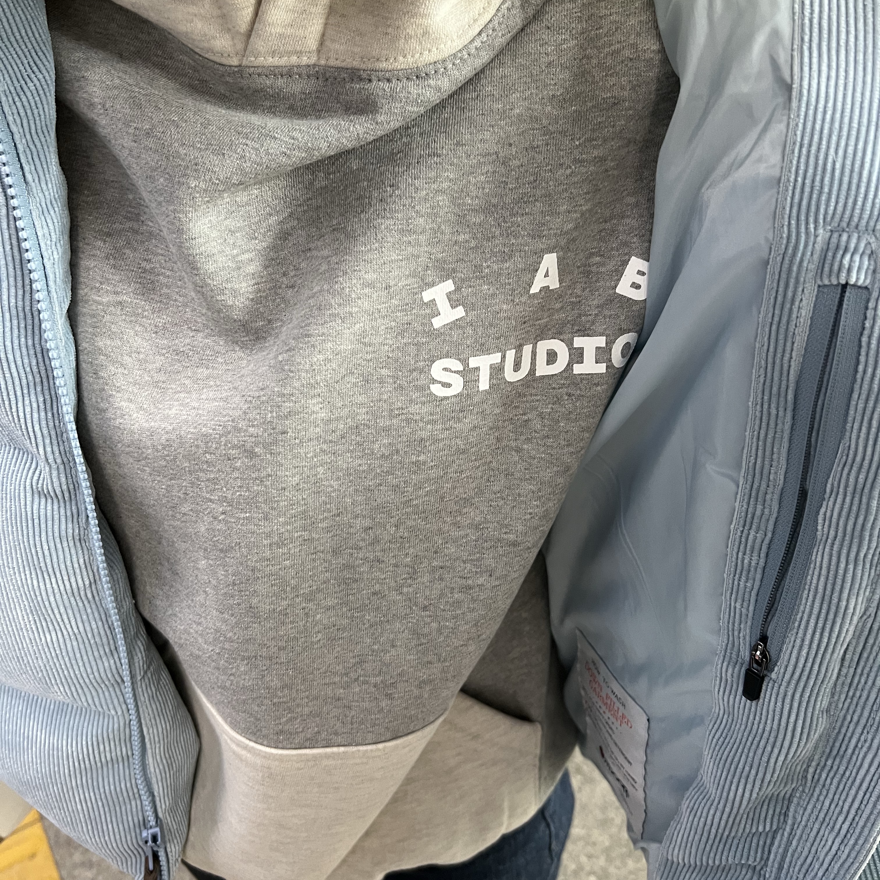 IAB Studio Hoodie Dual Gray 착용 스타일