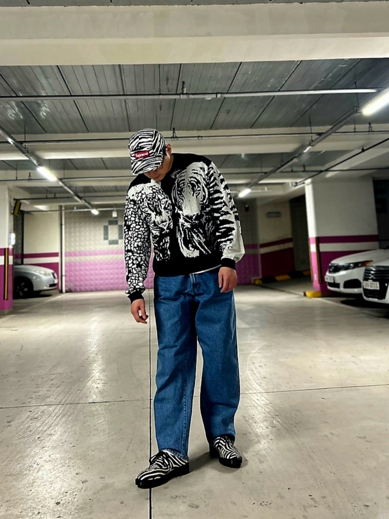 Supreme Big Cats Jacquard L/S Top Black - 23SS, Dr. Martens x Supreme 2046 Zebra 착용 스타일 - 3