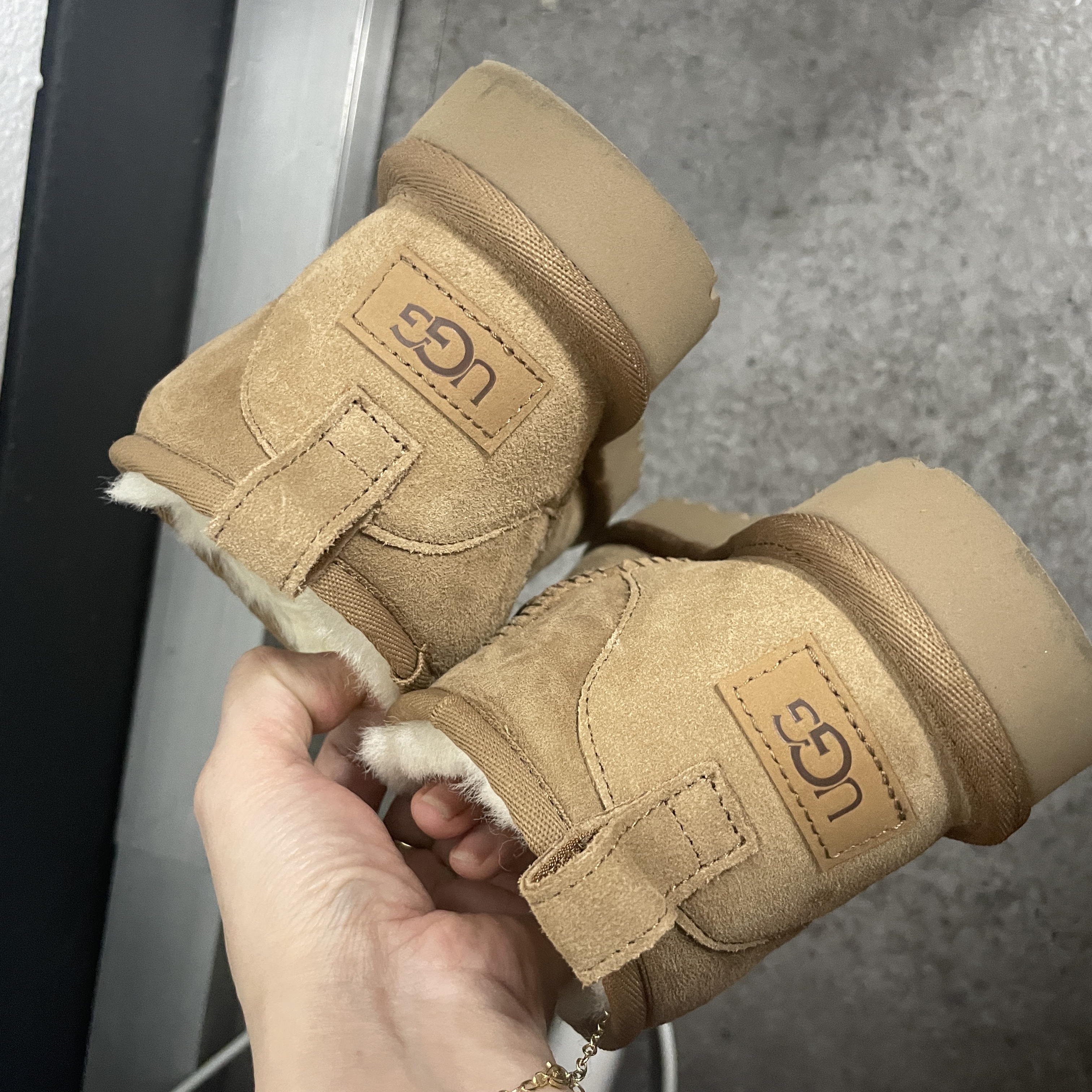(W) UGG Classic Ultra Mini Boots Chestnut 착용 스타일 - 3