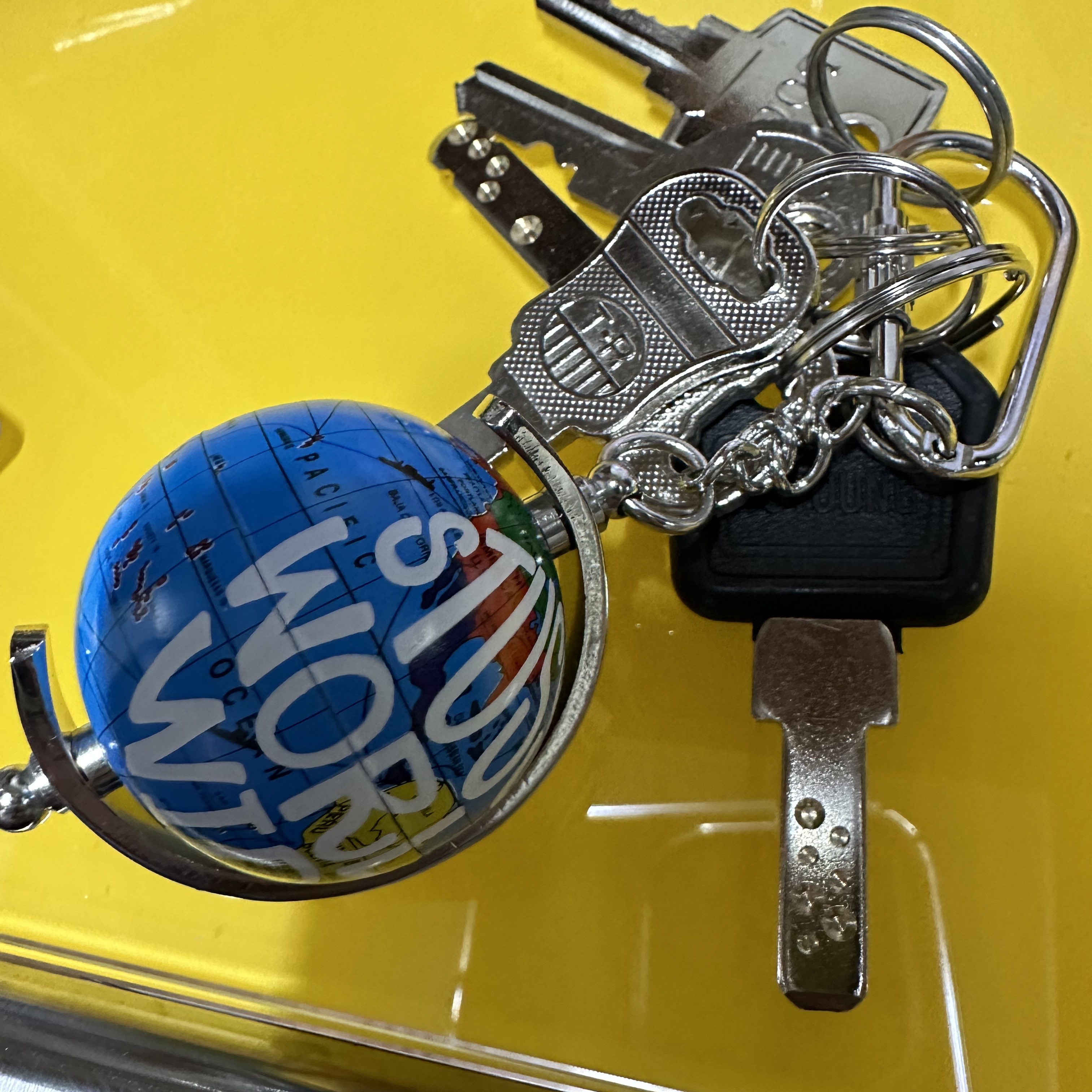 Stussy Globe Keychain Multi 착용 스타일