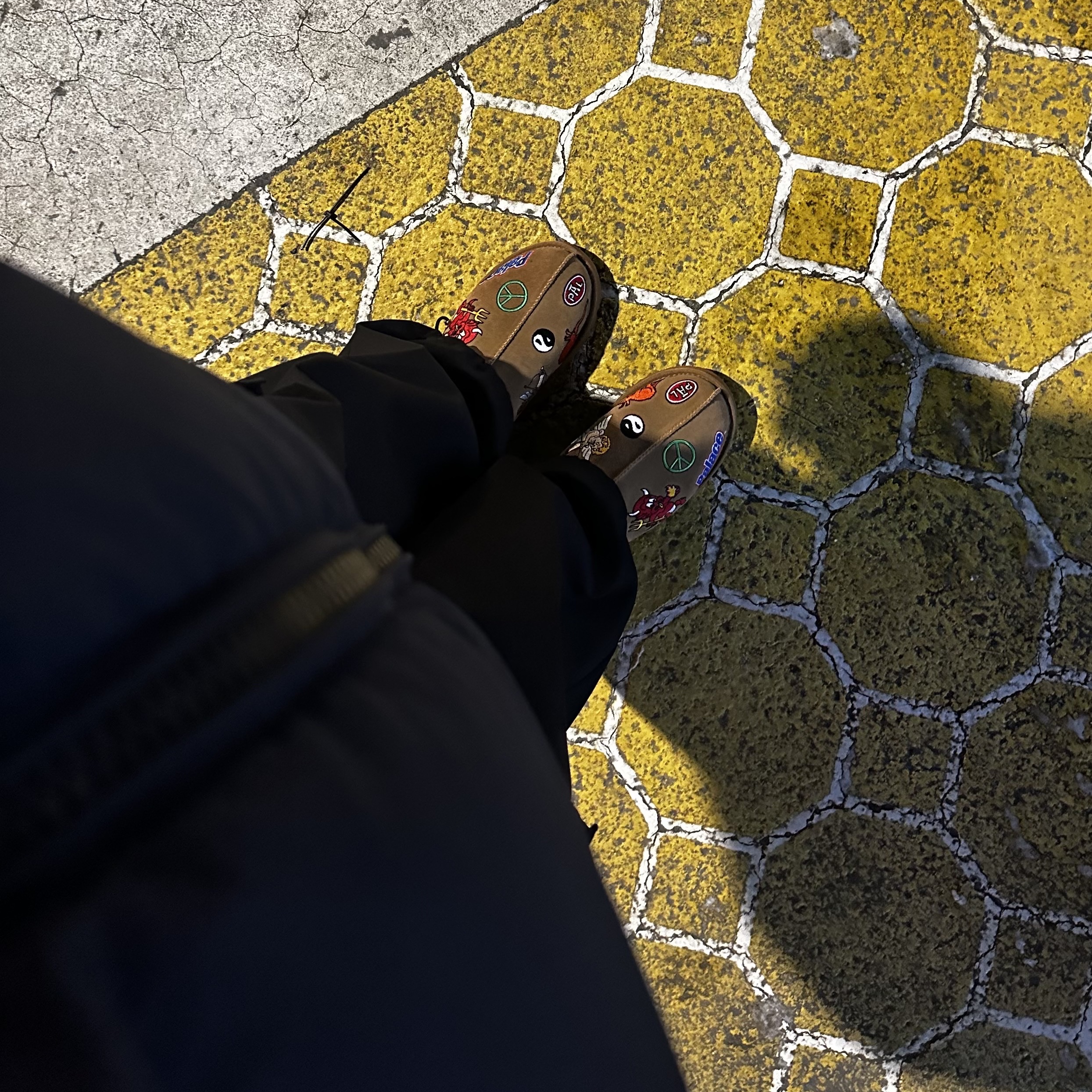 UGG x Palace Tasman Slipper Chestnut, Palace Pertex Matte Balaclava Puffa Black - 23FW 착용 스타일