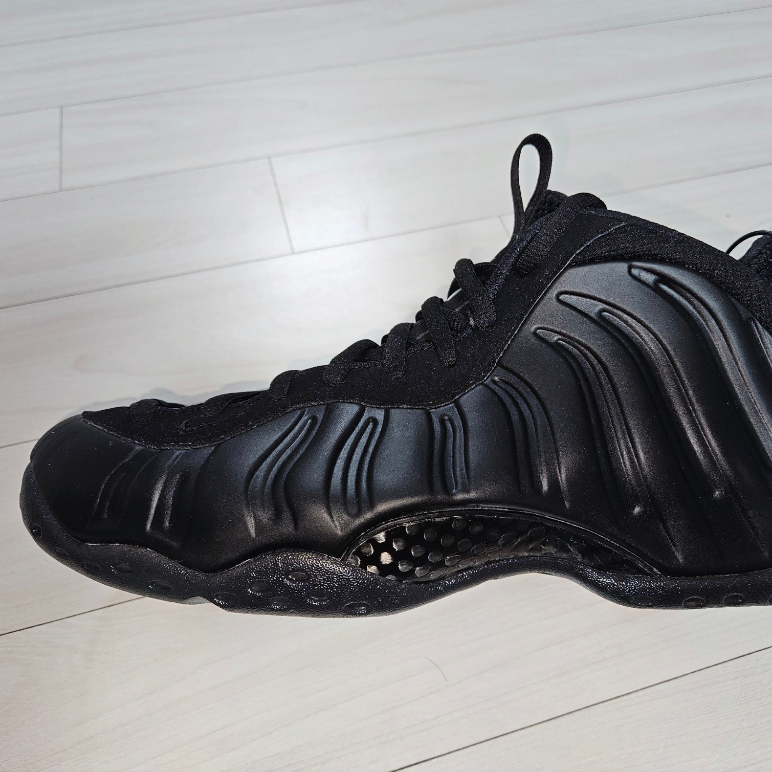Nike Air Foamposite One Black Anthracite 착용 스타일 - 3