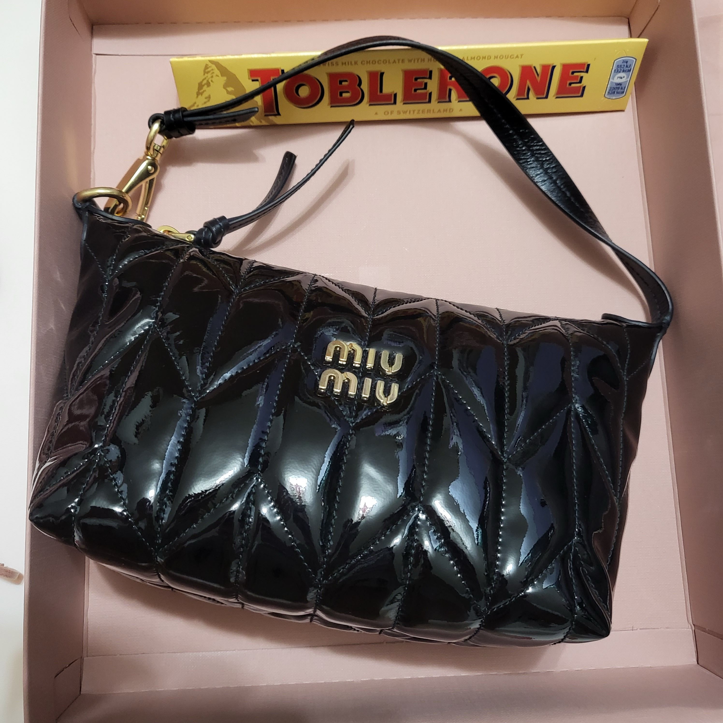 Miu Miu Spirit Matelasse Patent Leather Mini Bag Black 착용 스타일