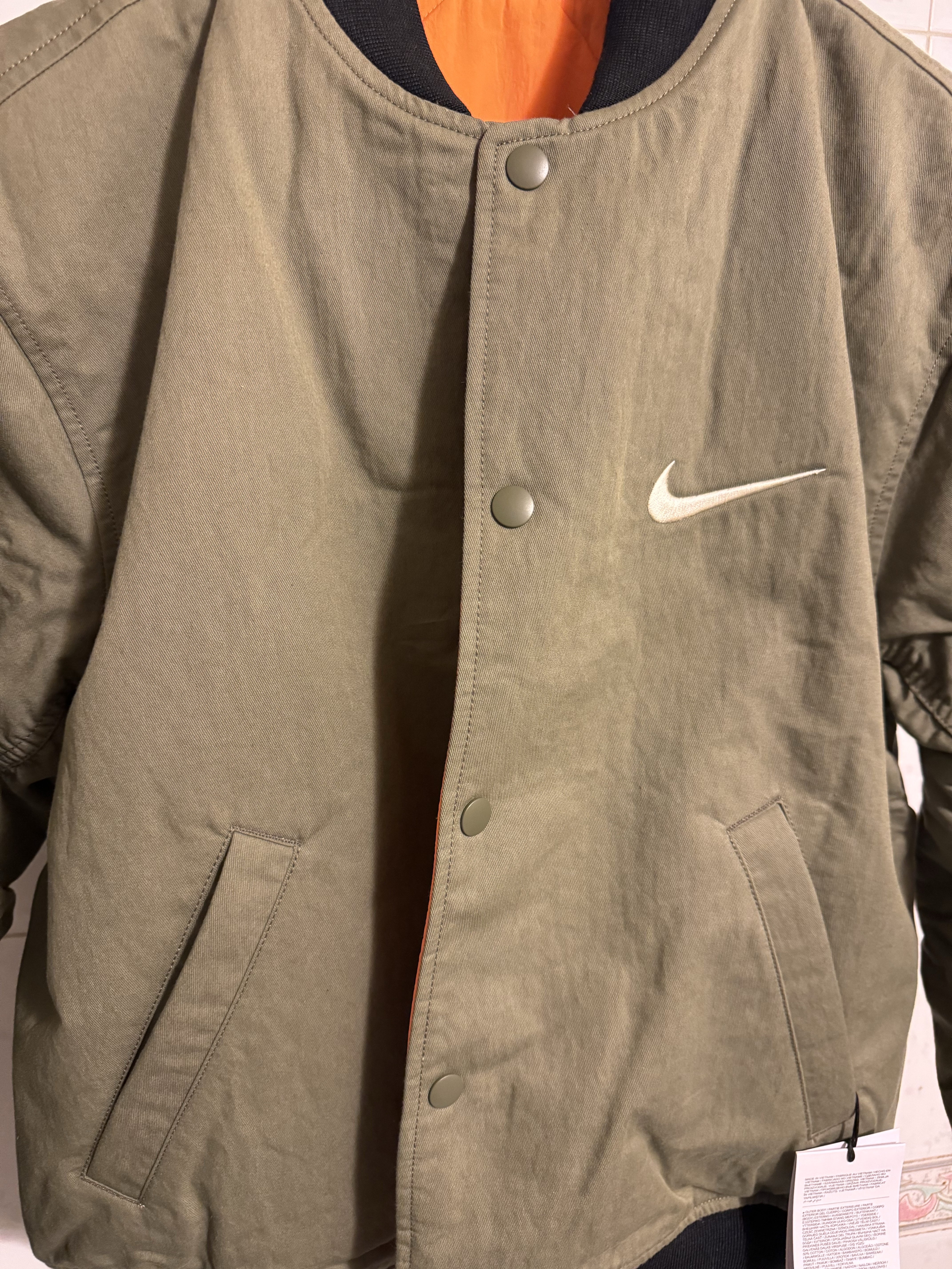 Nike x Stussy Reversible Jacket Medium Olive (FJ9153-222), Nike x Stussy Everyday Plus Cushioned Crew Socks Black (3 Pack) 착용 스타일 - 3