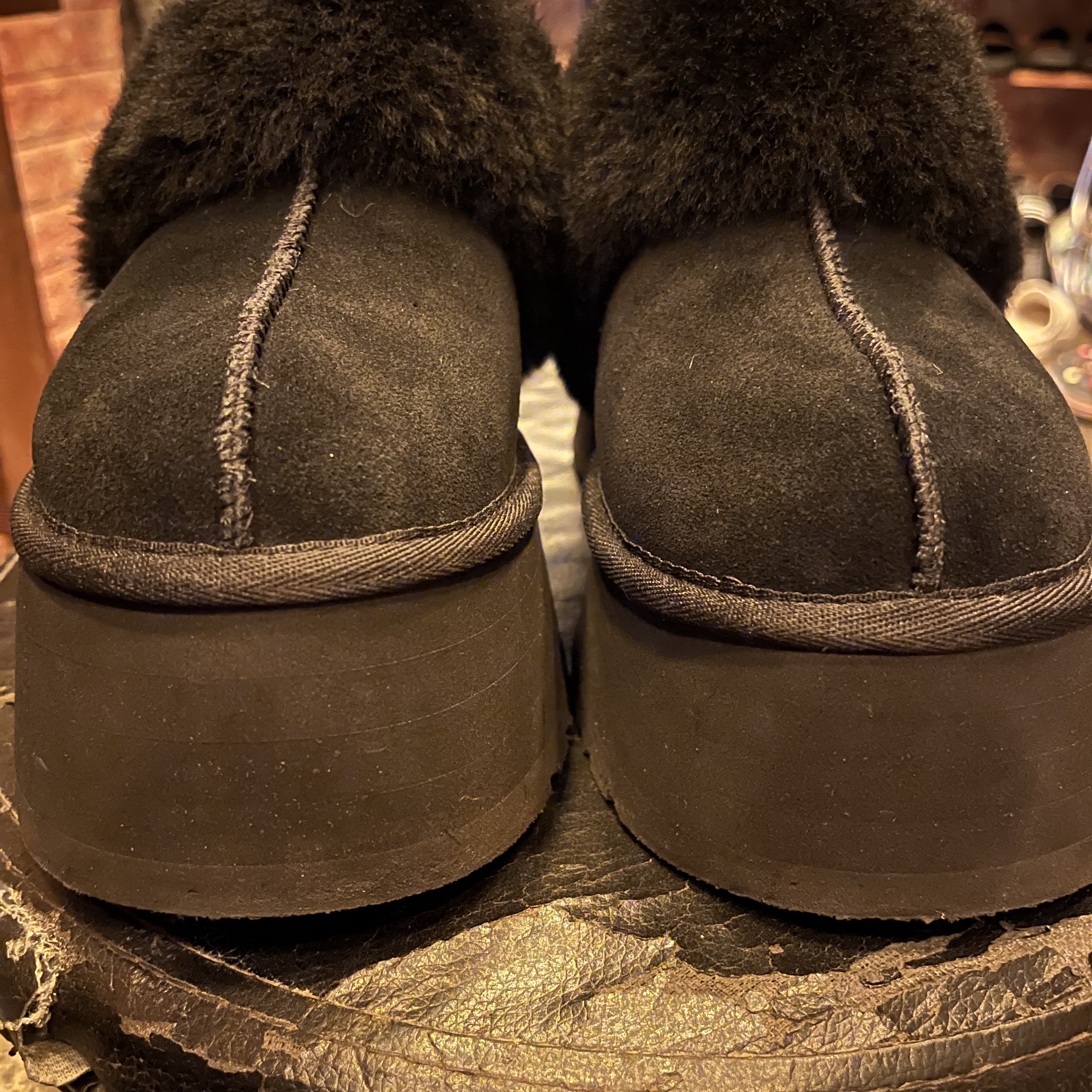 (W) UGG Funkette Slides Black 착용 스타일