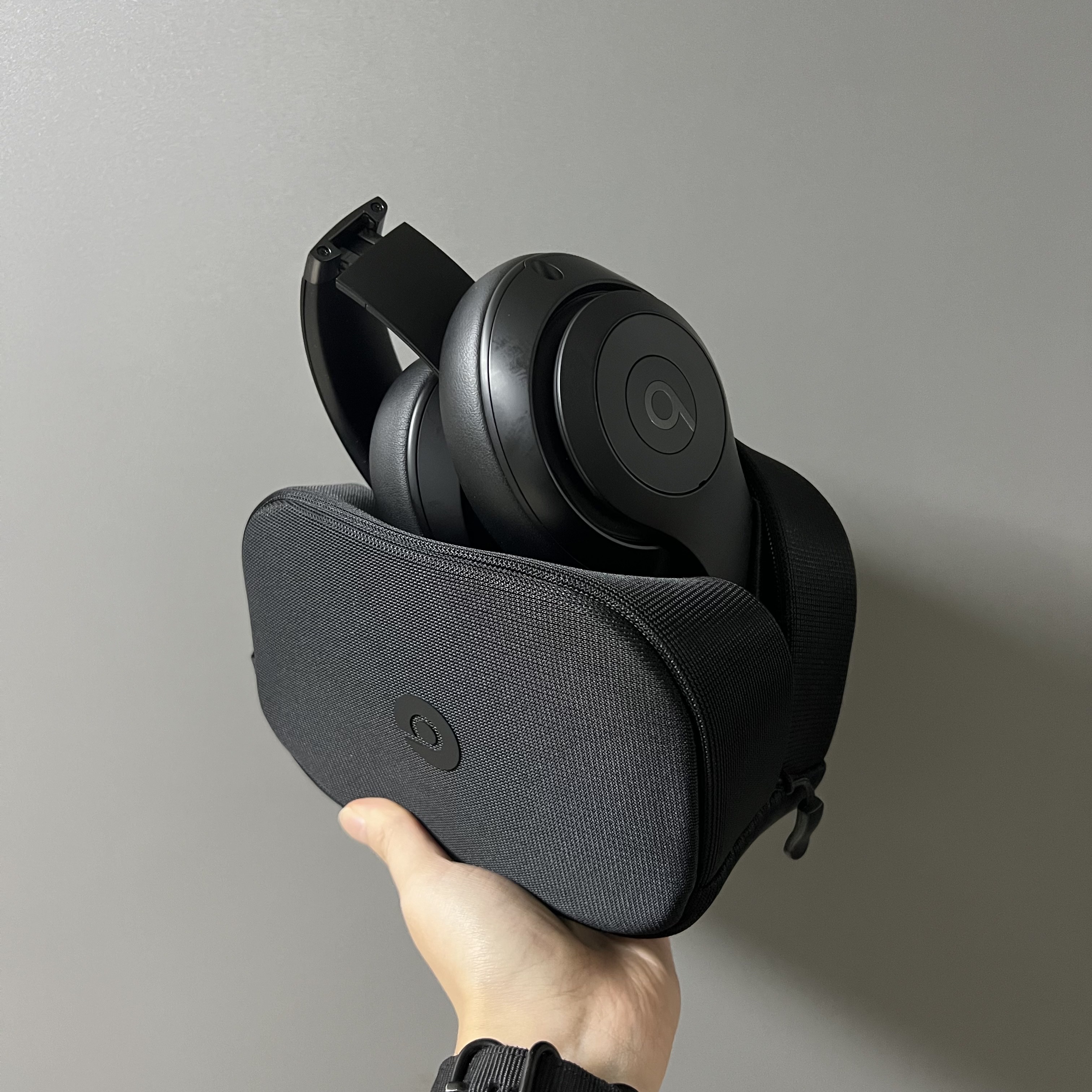 Beats Studio Pro Wireless Over Ear Headphone Black (Korean Ver.) 착용 스타일