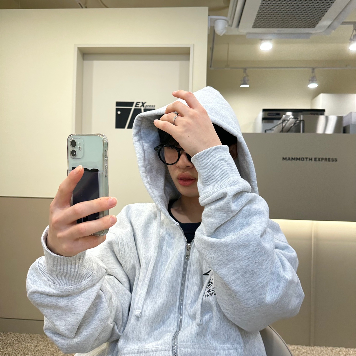 Stussy World Tour Zip Hoodie Ash Heather 2023 착용 스타일 - 3