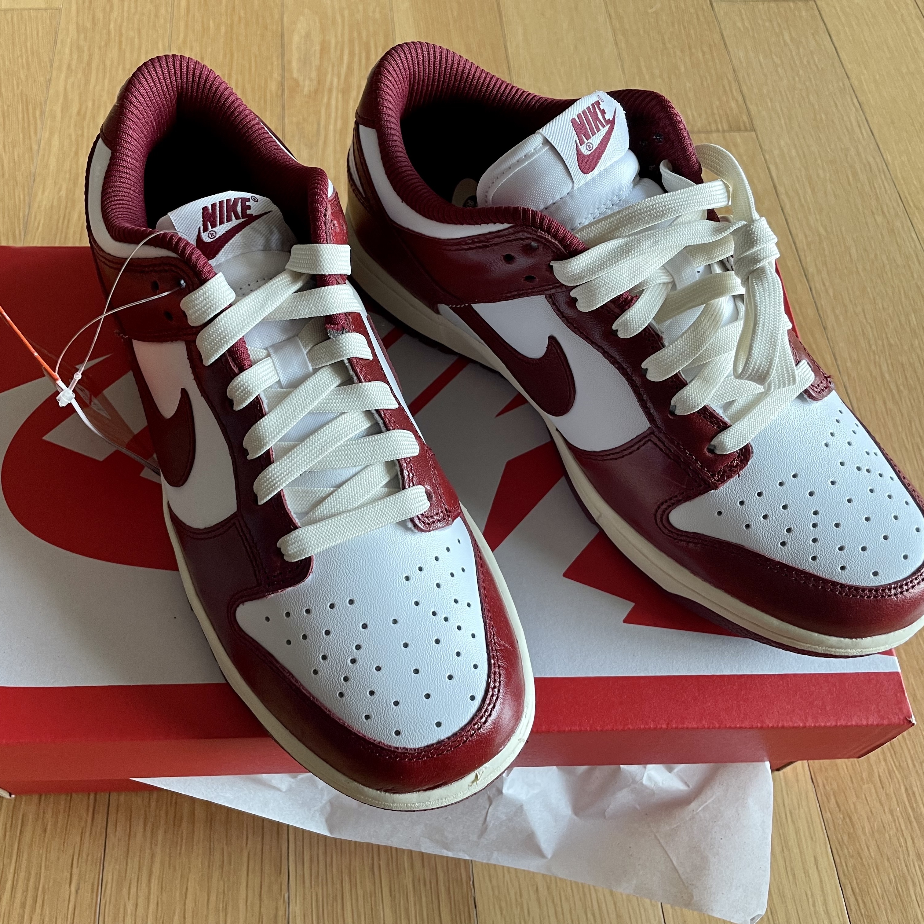 (W) Nike Dunk Low Retro PRM Team Red and White 착용 스타일 - 3