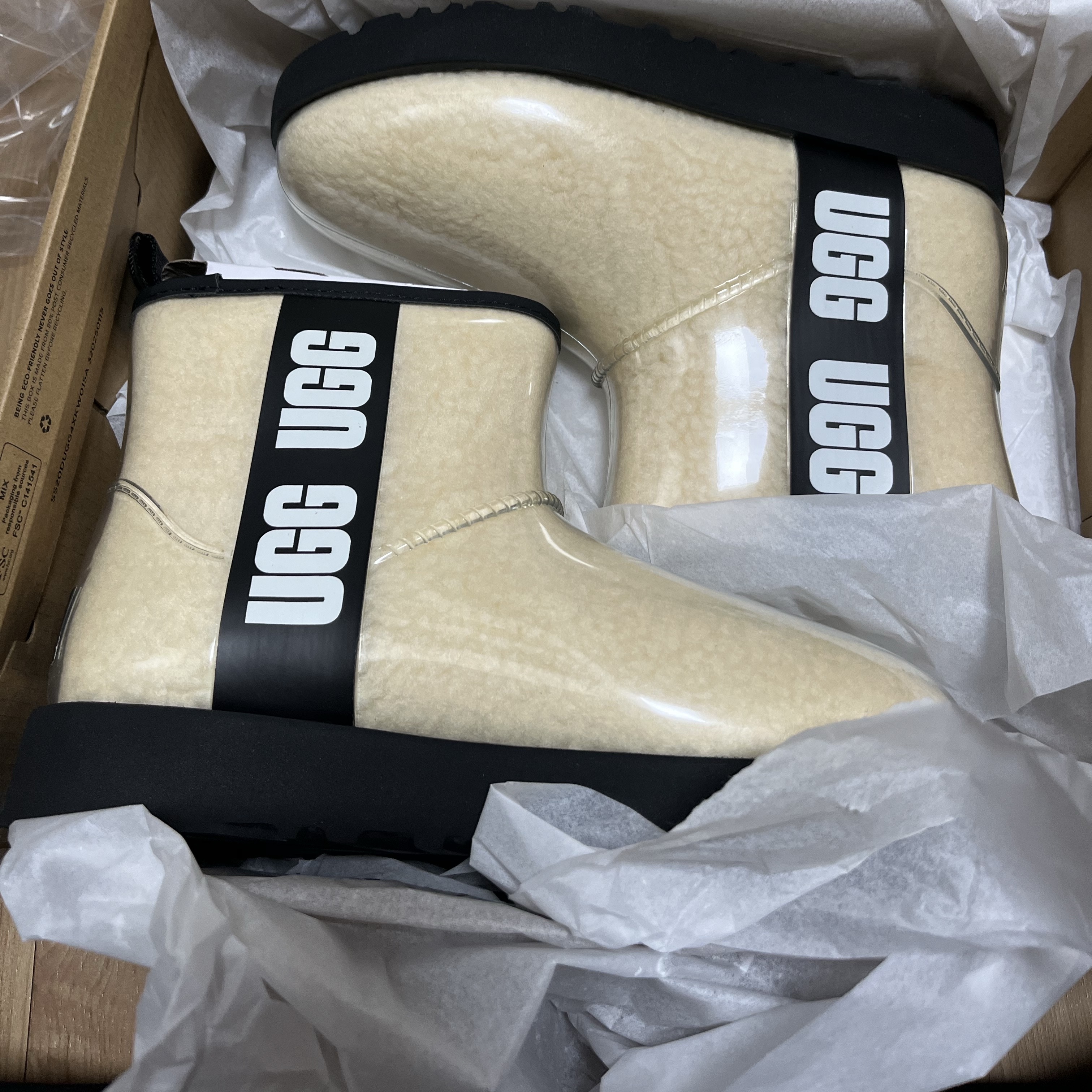 (W) UGG Classic Clear Mini Boots Natural Black 착용 스타일 - 1