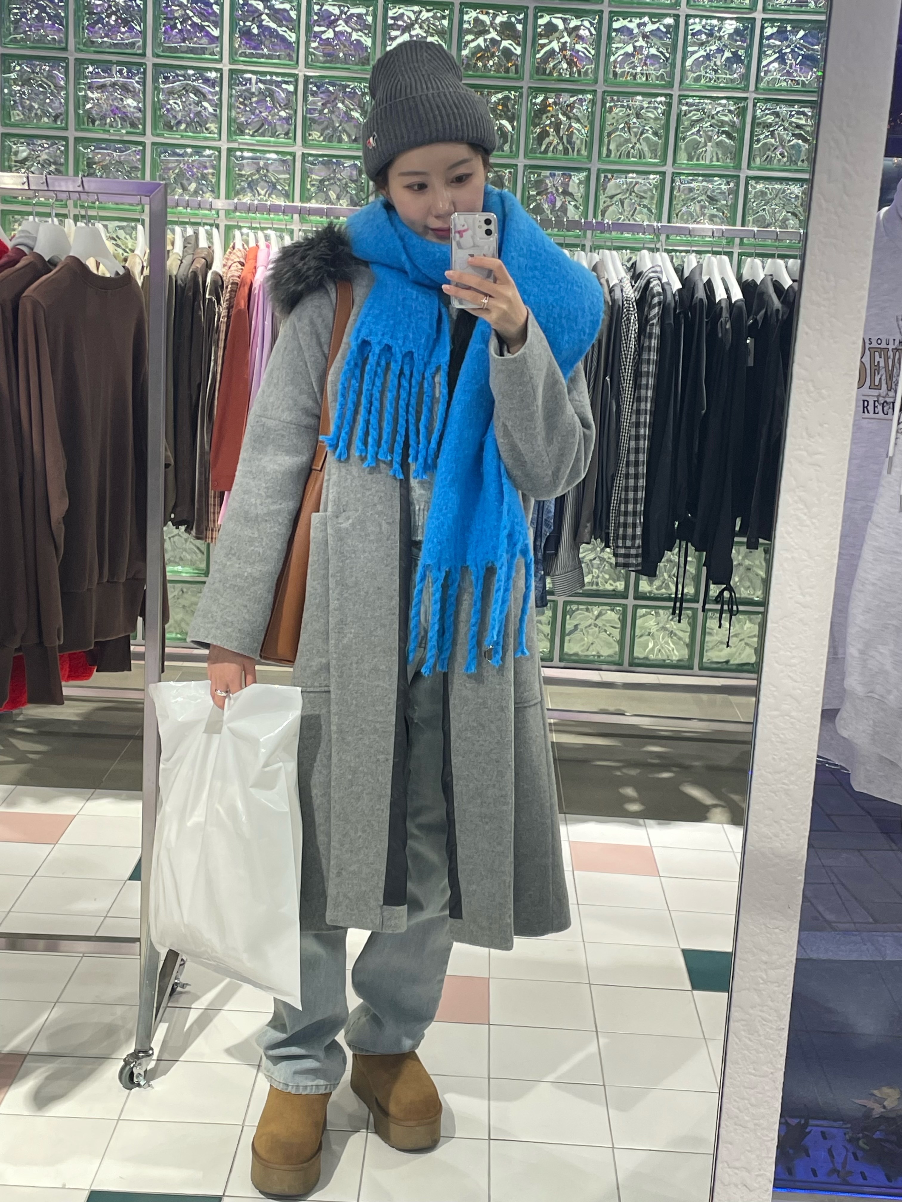 Maison Kitsune Tricolor Fox Patch Ribbed Beanie Grey Melange, (W) UGG Classic Ultra Mini Platform Boots Chestnut 착용 스타일 - 1