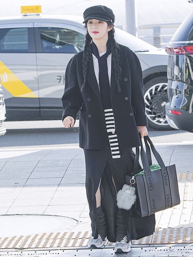 Chloe Woody Medium Tote Bag in Smooth Calfskin Black 착용 스타일 - 2