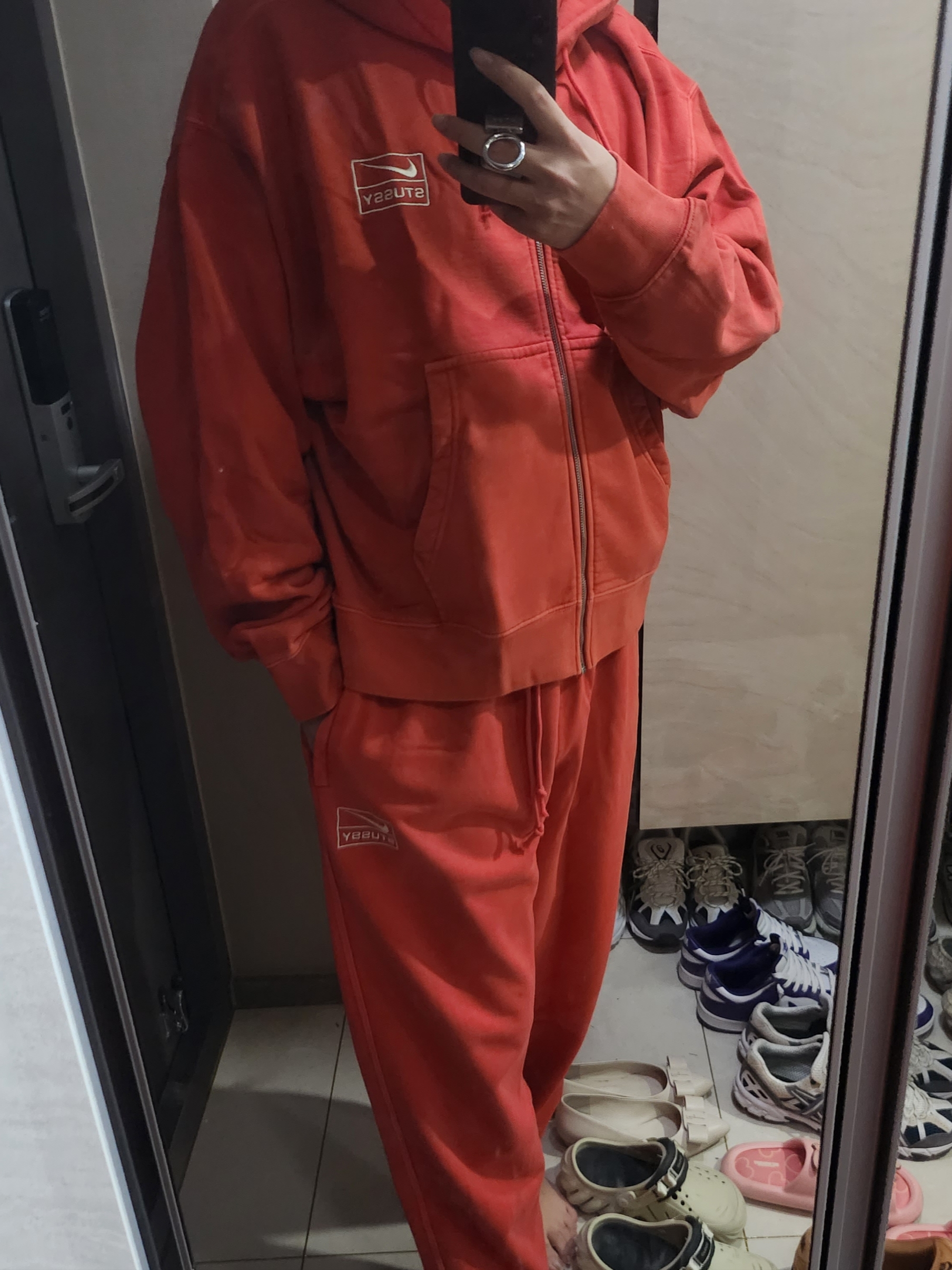 Nike x Stussy Pigment Dyed Fleece Pants Habanero Red (FJ9157-642), Nike x Stussy Full Zip Pigment Dyed Fleece Hoodie Habanero Red (FJ9161-642) 착용 스타일