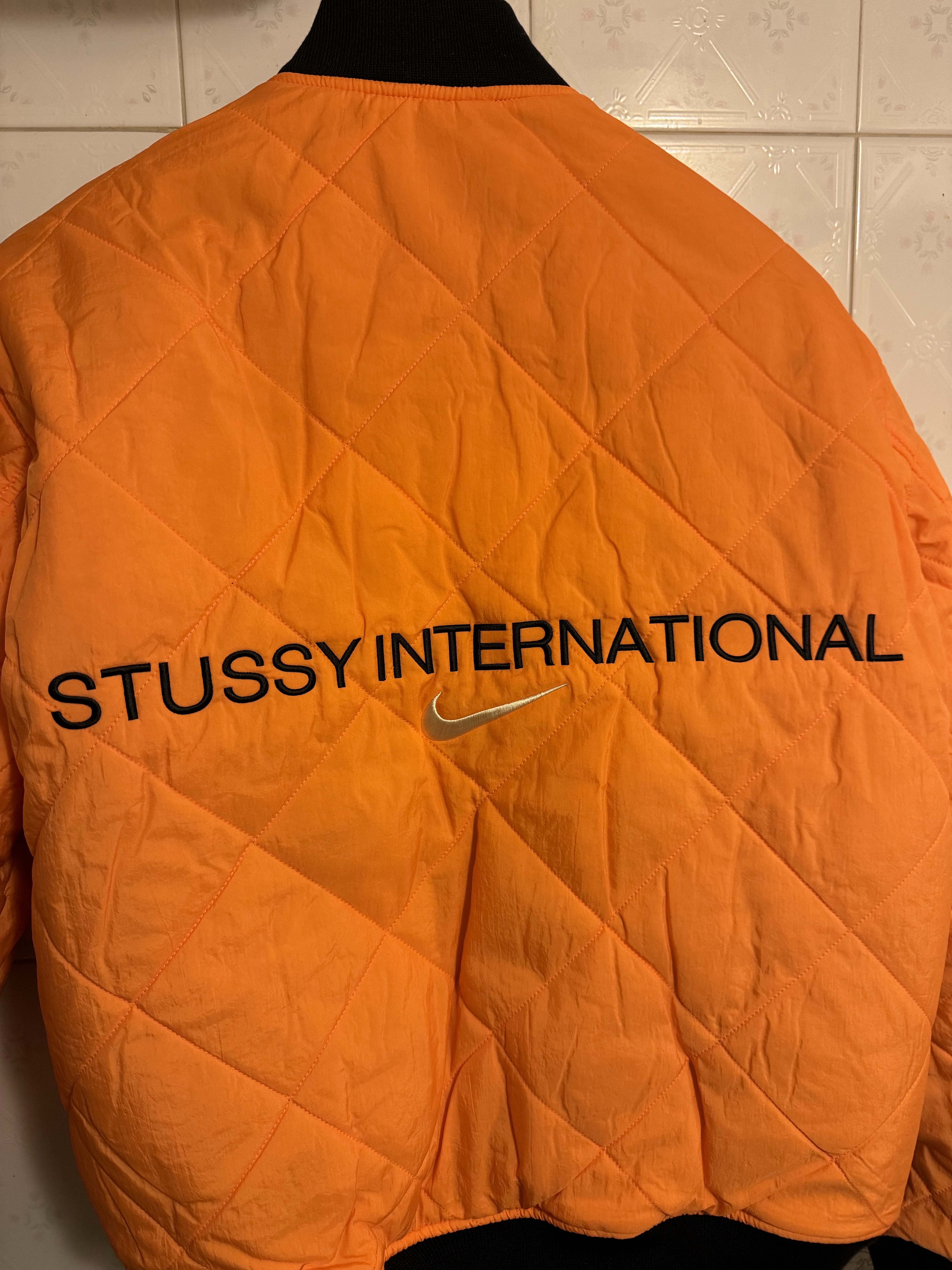 Nike x Stussy Reversible Jacket Medium Olive (FJ9153-222), Nike x Stussy Everyday Plus Cushioned Crew Socks Black (3 Pack) 착용 스타일 - 2