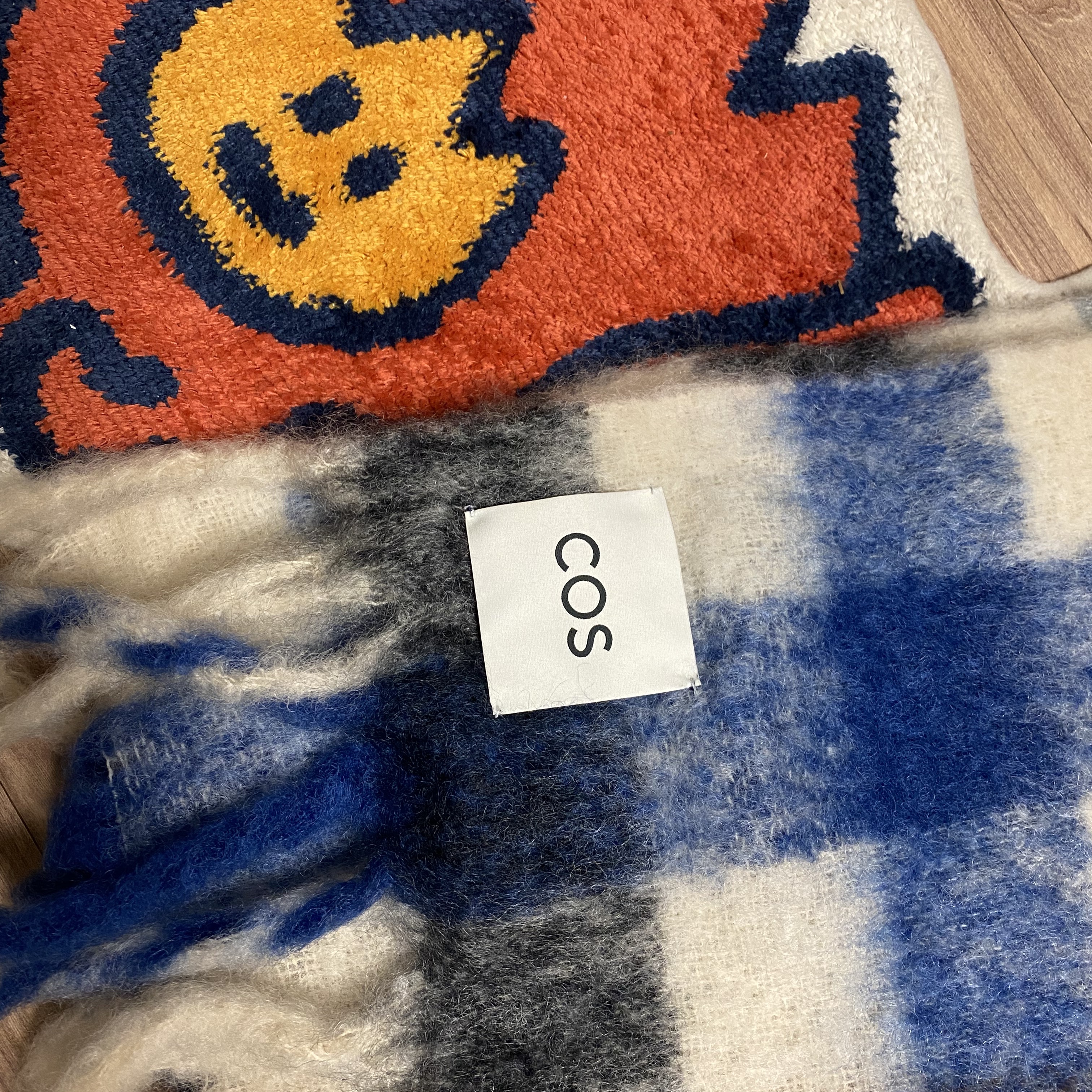 COS Oversized Mohair Blend Muffler Blue Brown Checked 착용 스타일 - 2