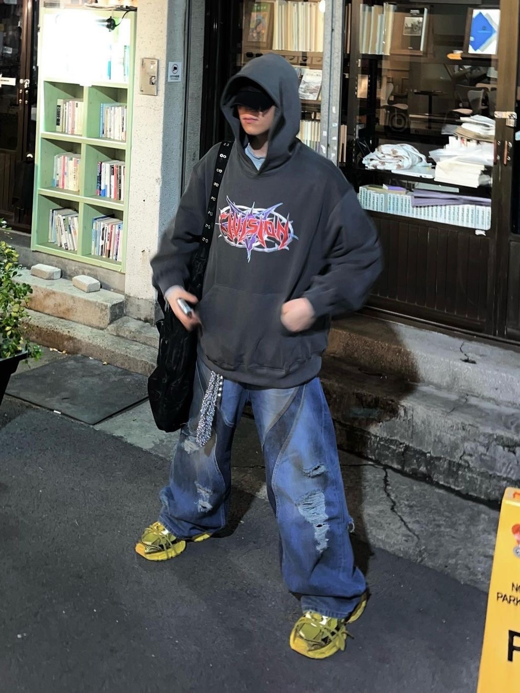 Civision by CSC Vision Distressed Denim Pants Washed Blue, Civision by CSC Death Core Hoodie Charcoal 착용 스타일 - 1