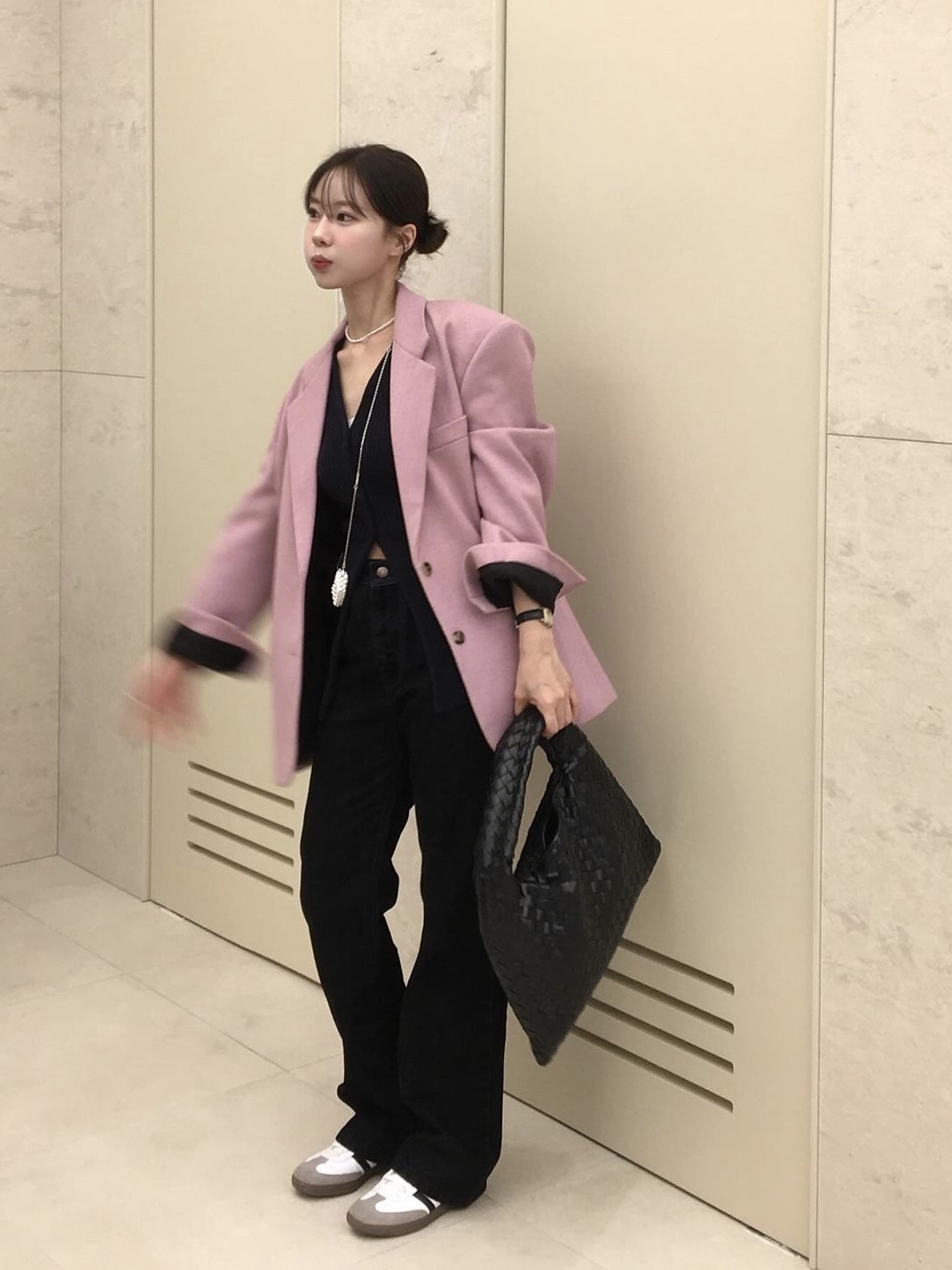 Bottega Veneta Calfskin Leather Mini Hop Crossbody Bag Black, Adidas Samba OG Cloud White 착용 스타일 - 2
